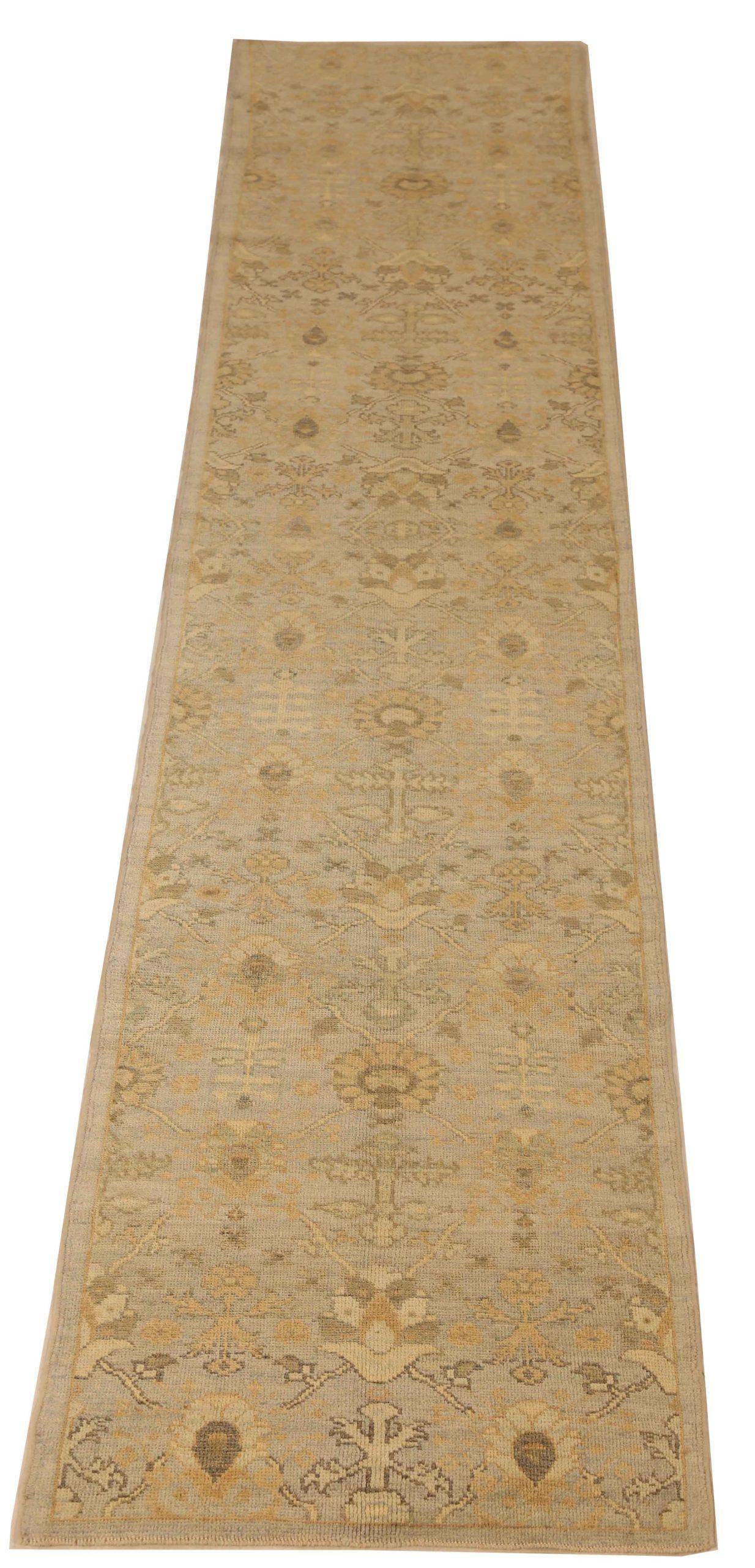 Scopri l'eleganza del tappeto persiano Oushak. Progettato con una meticolosa attenzione ai dettagli, questo design esclusivo è perfetto per valorizzare il tuo spazio.