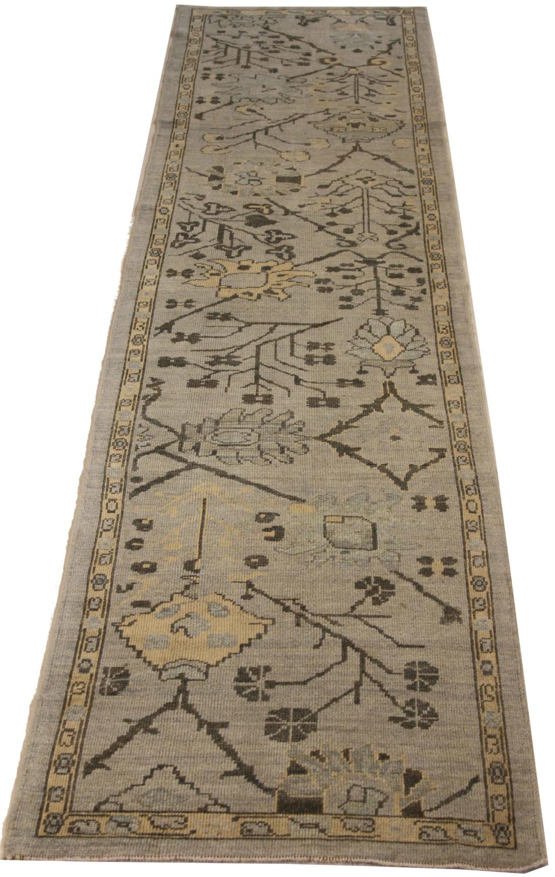 Entdecken Sie die Eleganz des persischen Oushak-Teppichs mit Läufer. Dieses exklusive Design, das mit viel Liebe zum Detail entworfen wurde, ist perfekt, um Ihren Raum zu verschönern.