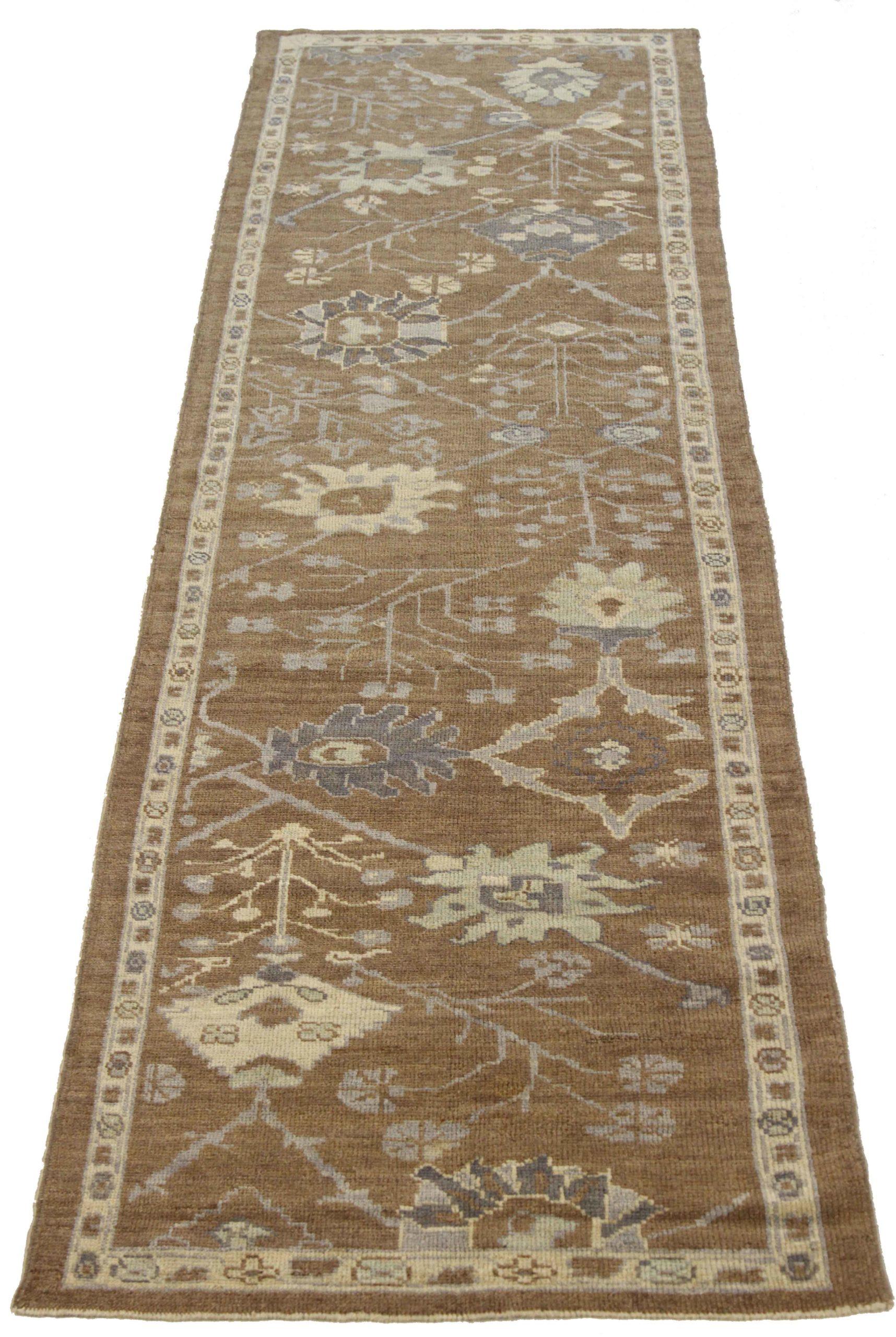 Scopri l'eleganza del tappeto persiano Oushak. Progettato con una meticolosa attenzione ai dettagli, questo design esclusivo è perfetto per valorizzare il tuo spazio.