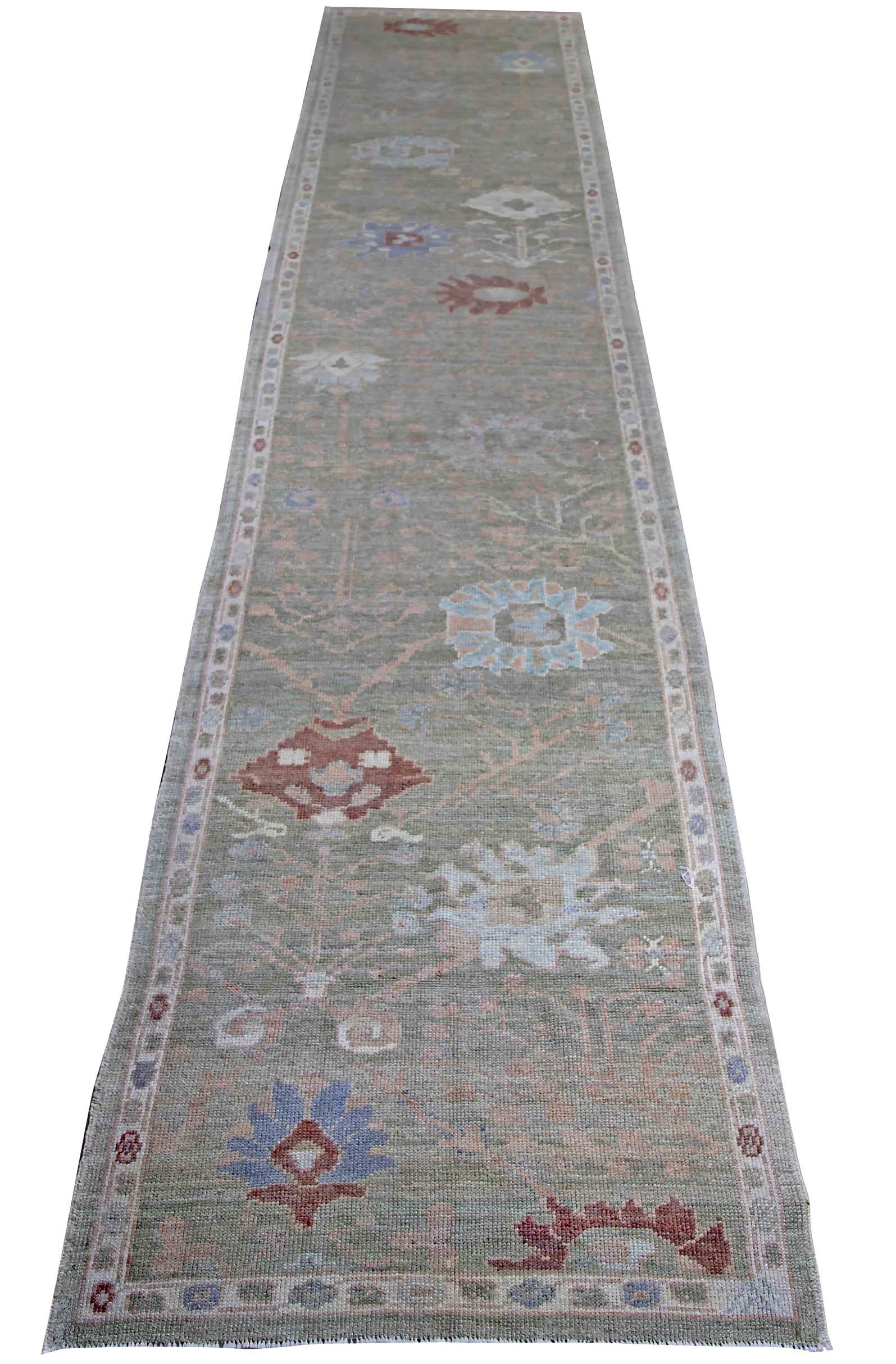 Entdecken Sie die Eleganz des persischen Oushak mit dem Läufer von CIRCA 1990. Dieses exklusive Design mit Wolle und BlueGreenPink ist perfekt, um Ihren Raum zu verschönern.