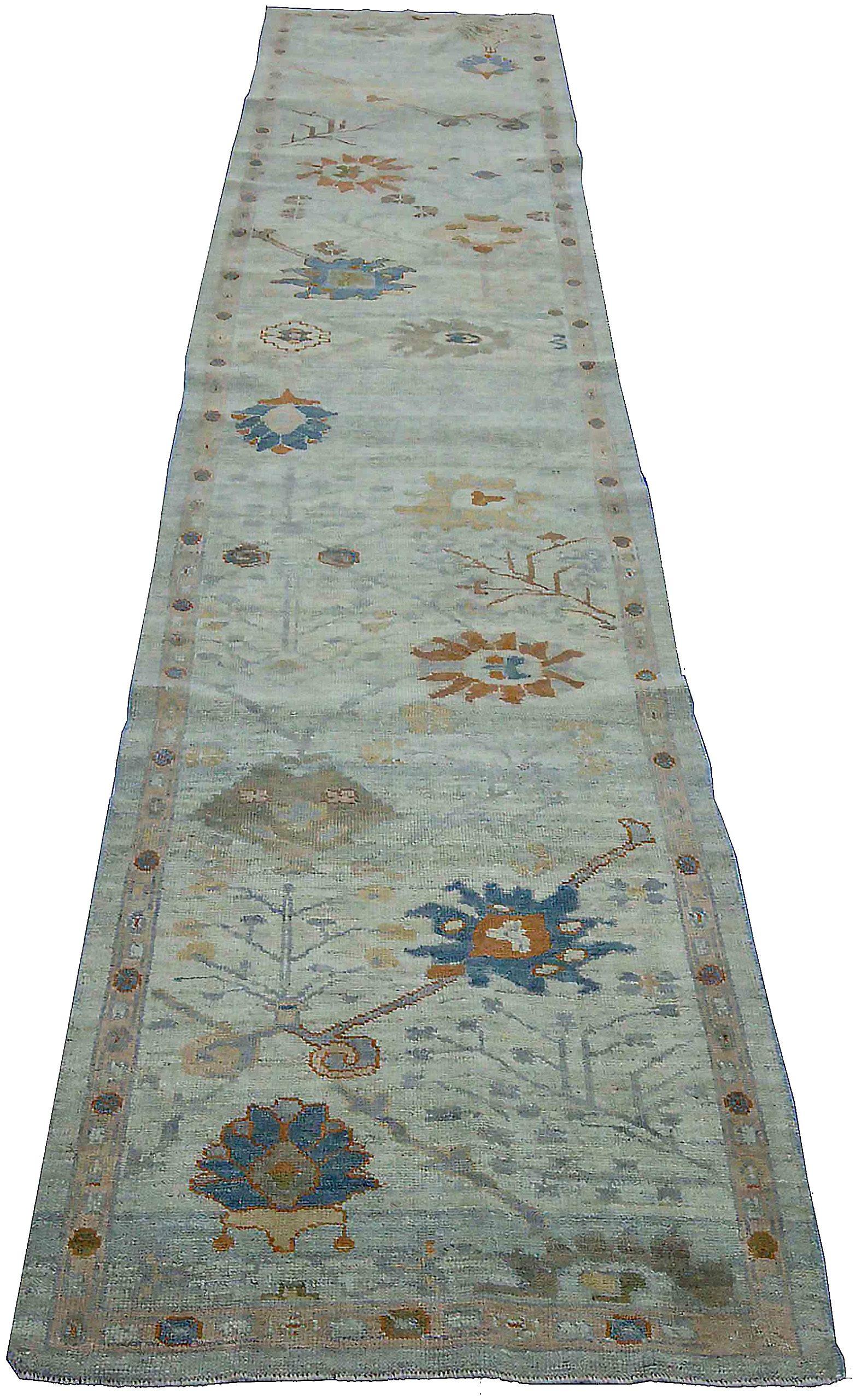 Entdecken Sie die Eleganz des persischen Oushak mit dem Läufer von CIRCA 1990. Dieses exklusive Design aus Wolle und Blau-Elfenbein eignet sich perfekt, um Ihren Raum zu verschönern.