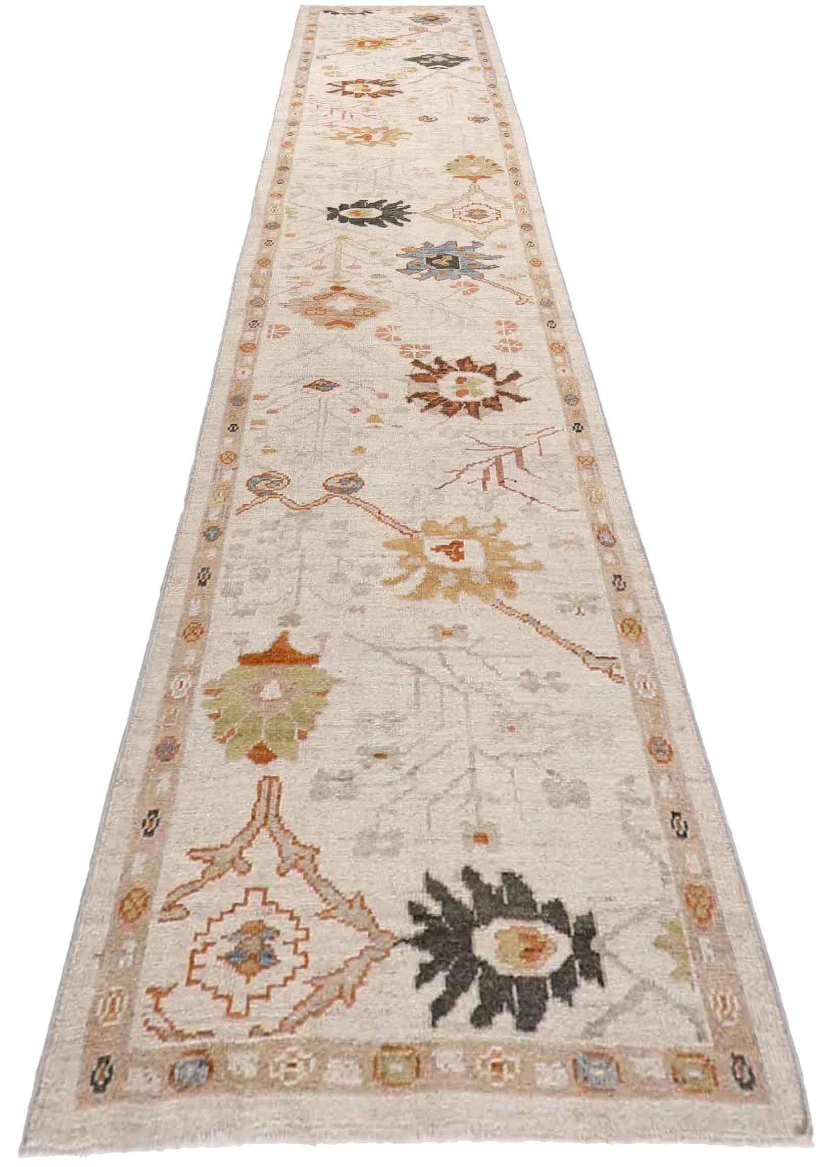 Scopri l'eleganza del tappeto persiano Oushak, caratterizzato da Runner Rug di CIRCA 1990. Progettato con lana e avorio, questo design esclusivo è perfetto per valorizzare il tuo spazio.
