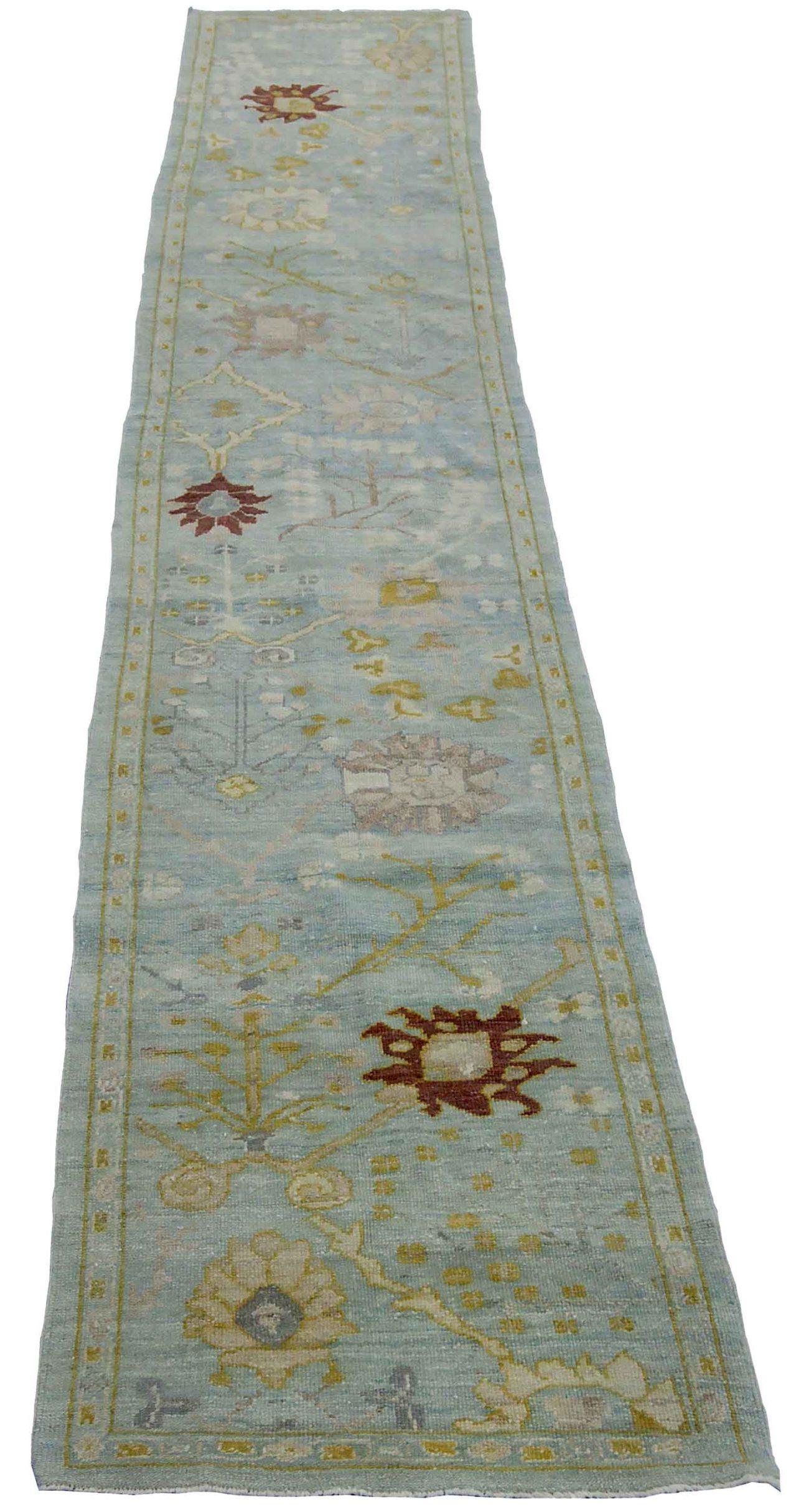 Scopri l'eleganza del tappeto persiano Oushak, caratterizzato da Runner Rug di CIRCA 1990. Progettato con lana e blu avorio, questo design esclusivo è perfetto per valorizzare il tuo spazio.