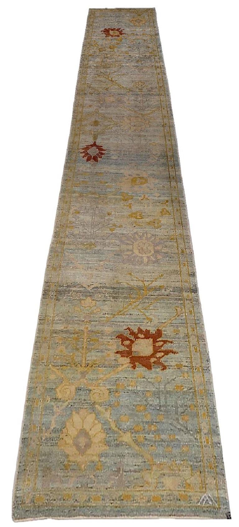 Scopri l'eleganza del tappeto persiano Oushak, caratterizzato da Runner Rug di CIRCA 1990. Progettato con lana e IvoryRedYellow, questo design esclusivo è perfetto per valorizzare il tuo spazio.