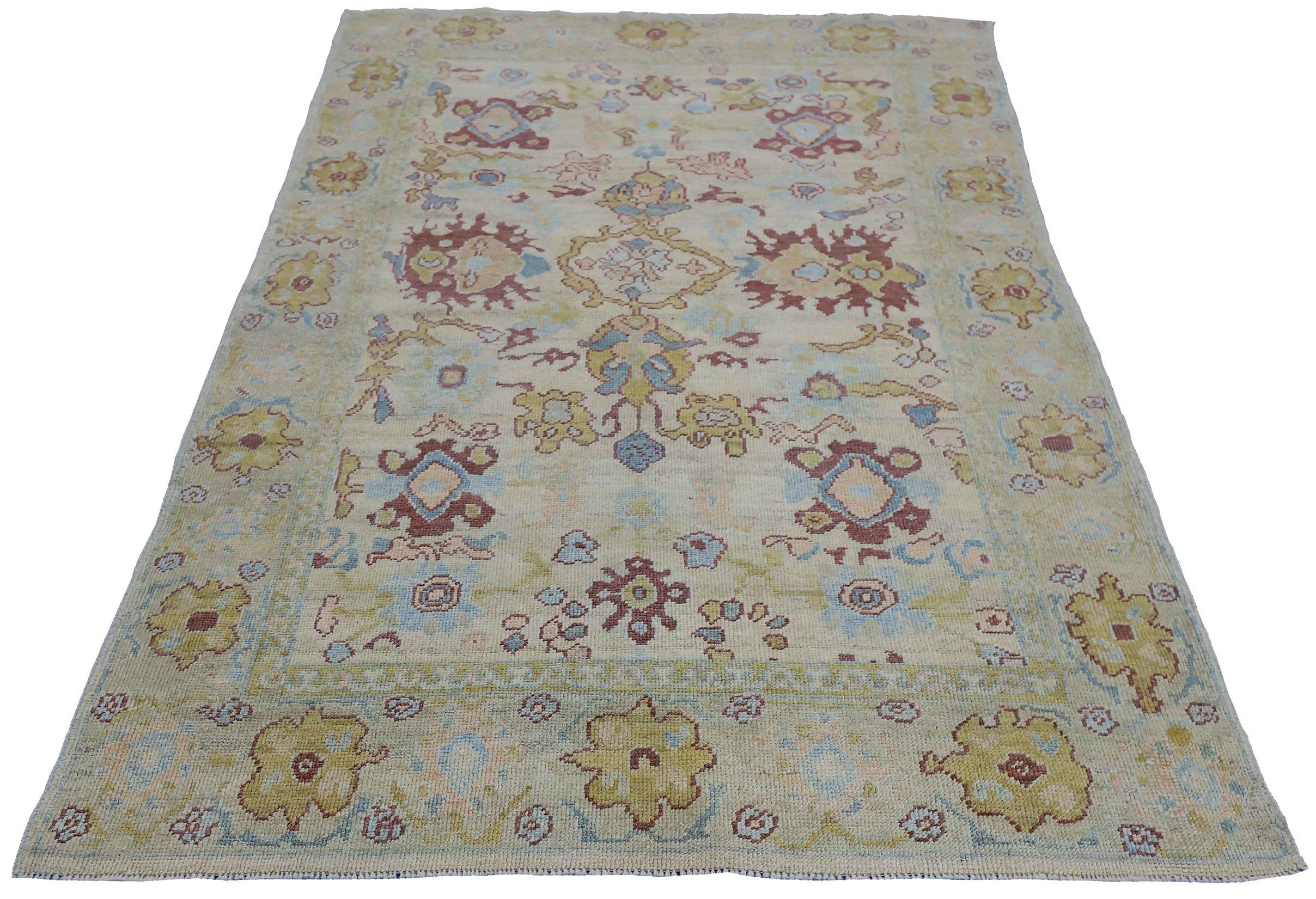 Entdecken Sie die Eleganz des persischen Oushak mit dem kleinen Teppich von CIRCA 1990. Dieses exklusive Design aus Wolle und Blau-Elfenbein-Gelb ist perfekt, um Ihren Raum zu verschönern.
