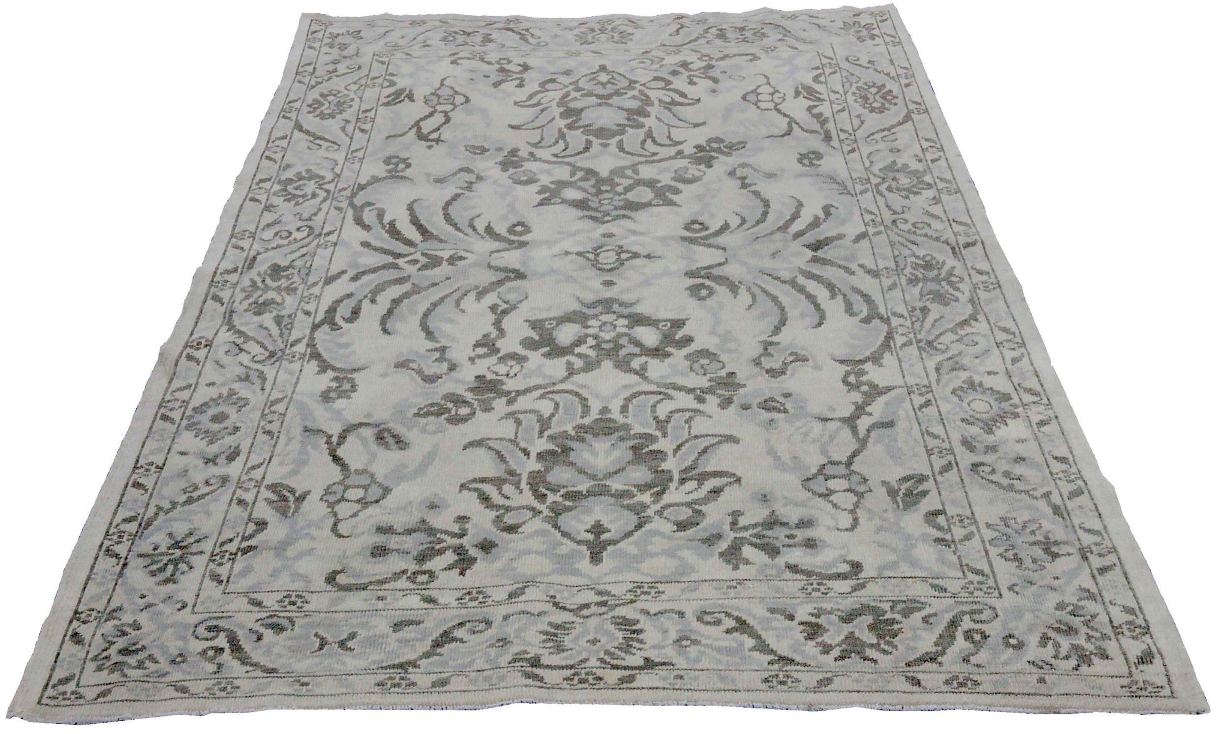 Découvrez l'élégance de l'Oushak persan avec son petit tapis de Circa 1990. Conçu avec de la laine et du BrownGrayIvory, ce design exclusif est parfait pour mettre en valeur votre espace.