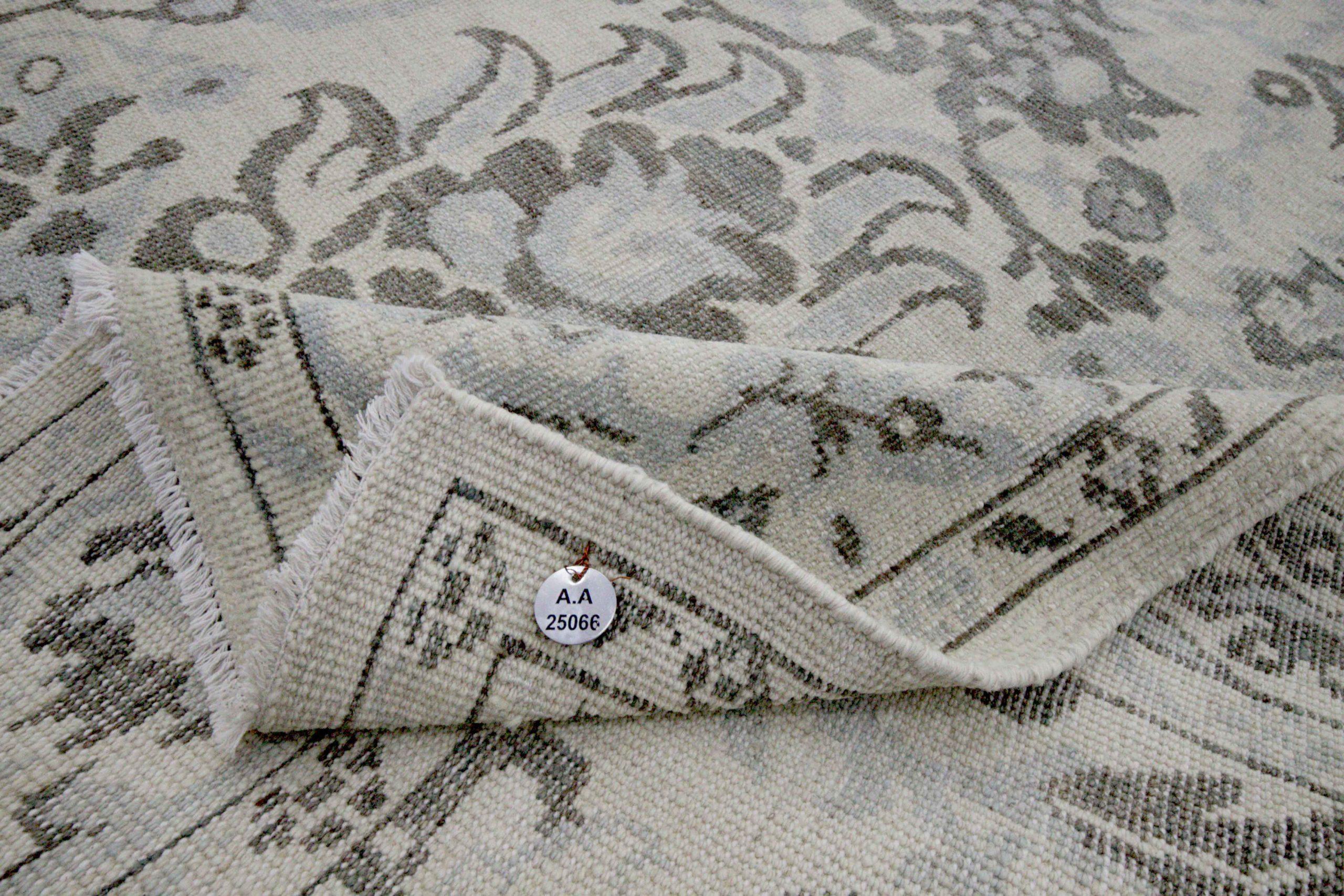 20ième siècle Petit tapis persan Oushak Circa 1990 - Laine Brown Gray Ivory Design - 89034 en vente