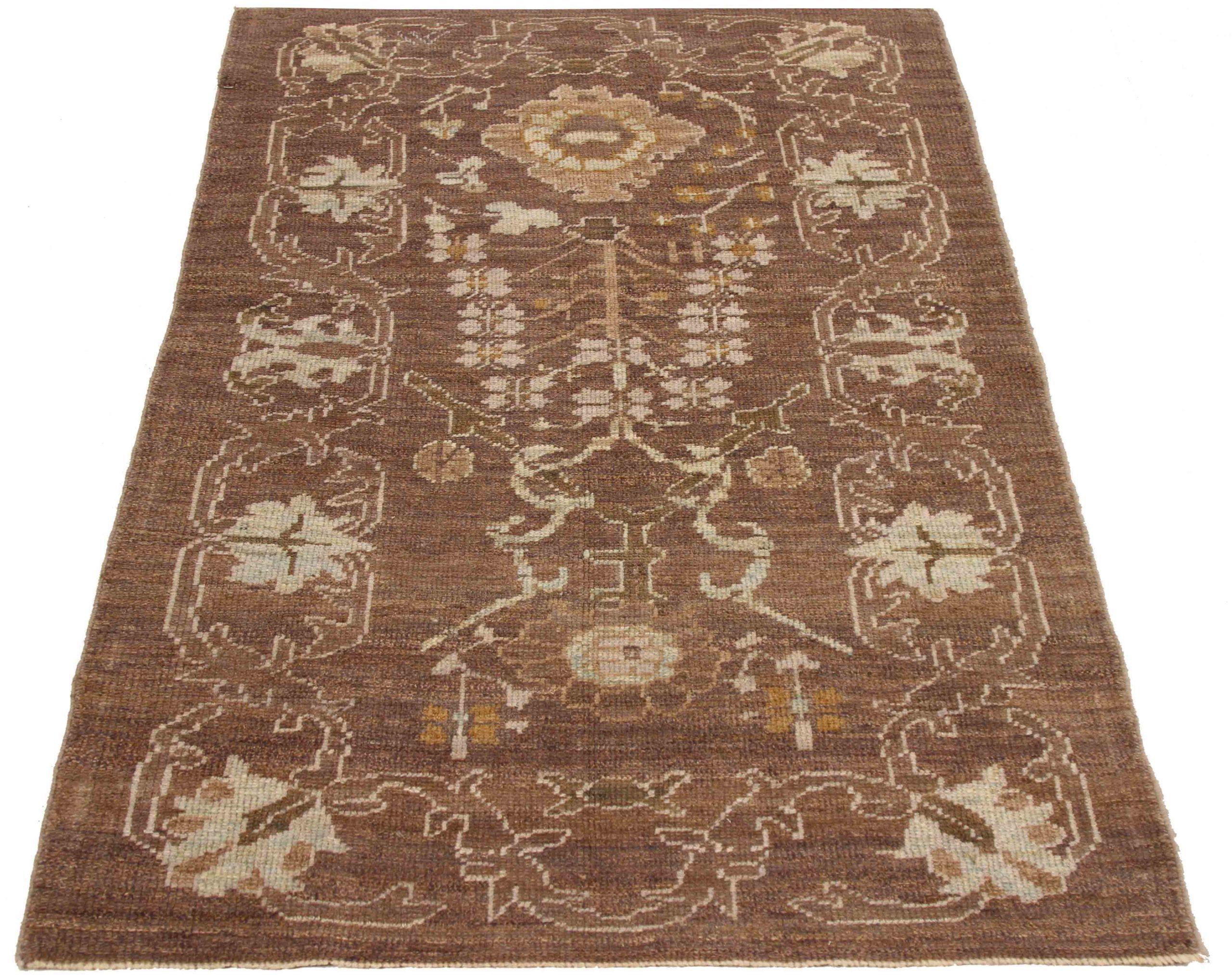 Entdecken Sie die Eleganz des persischen Oushak mit dem kleinen Teppich von CIRCA 1990. Dieses exklusive Design aus Wolle und Braun-Elfenbein ist perfekt, um Ihren Raum zu verschönern.