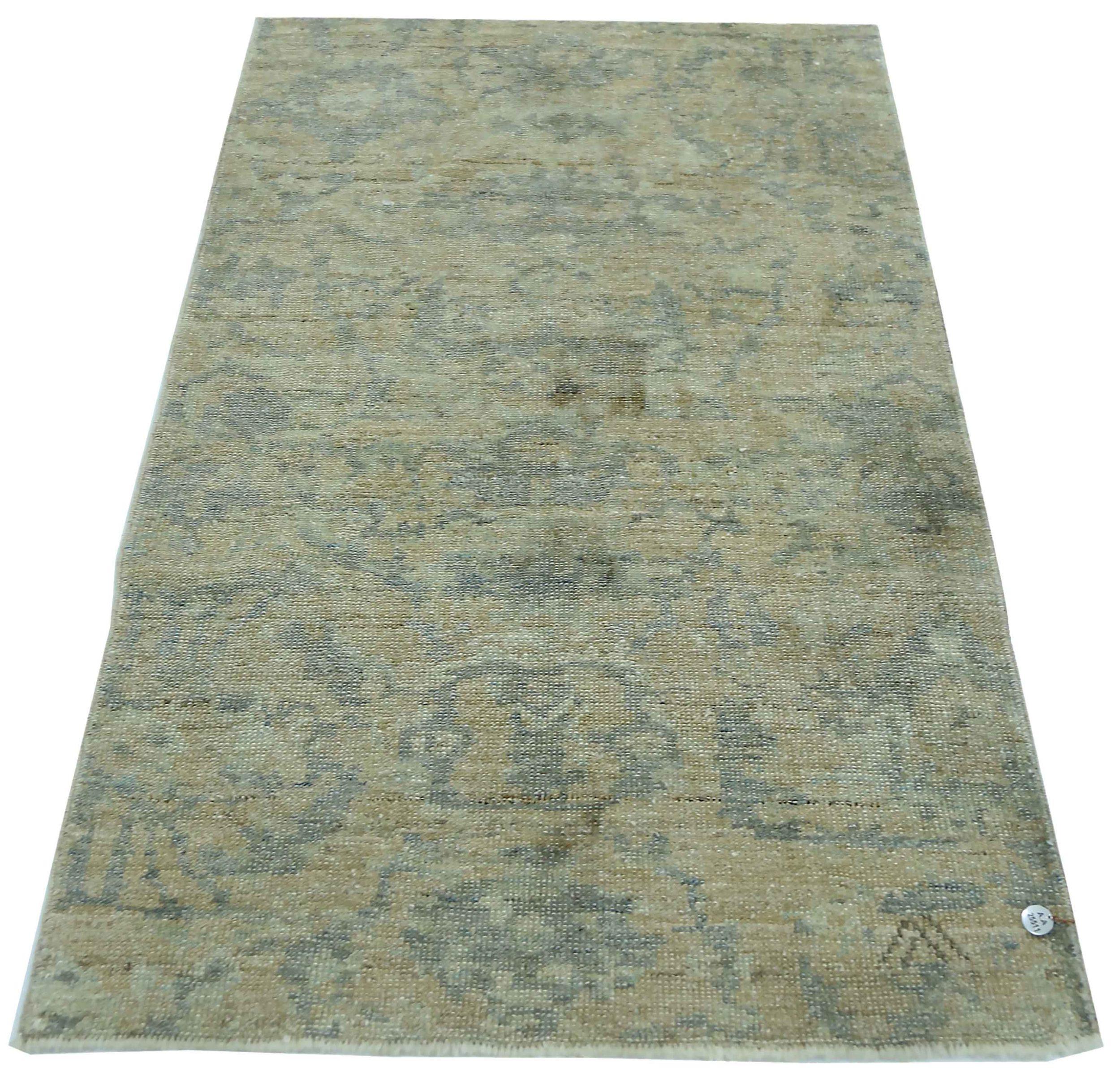 Entdecken Sie die Eleganz des persischen Oushak mit dem kleinen Teppich von CIRCA 1990. Dieses exklusive Design aus Wolle und Grau-Elfenbein ist perfekt, um Ihren Raum zu verschönern.