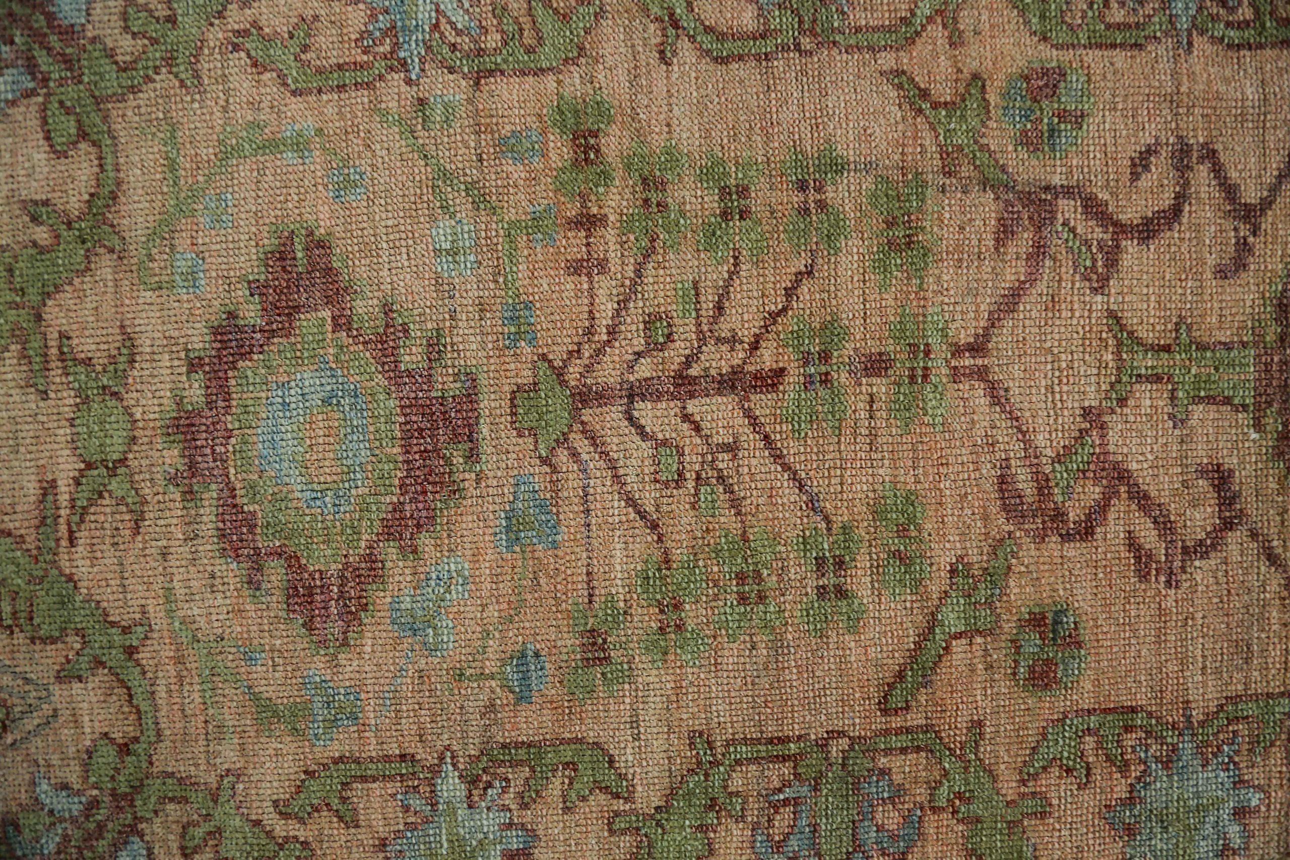 Entdecken Sie die Eleganz des persischen Oushak mit dem kleinen Teppich von CIRCA 1990. Dieses exklusive Design aus Wolle und GreenPinkRed ist perfekt, um Ihren Raum zu verschönern.