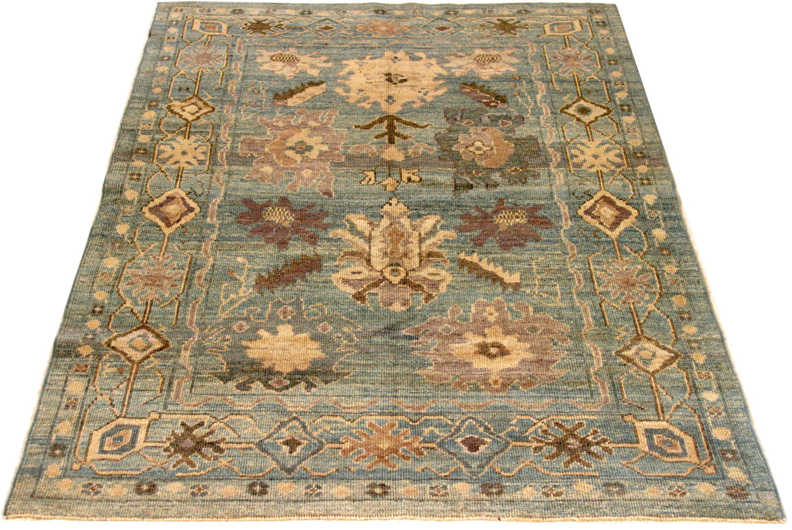 Descubre la elegancia de la Alfombra Persa Oushak Pequeña de Circa 1990. Diseñado con lana y azul-marrón-marfil, este diseño exclusivo es perfecto para realzar tu espacio.