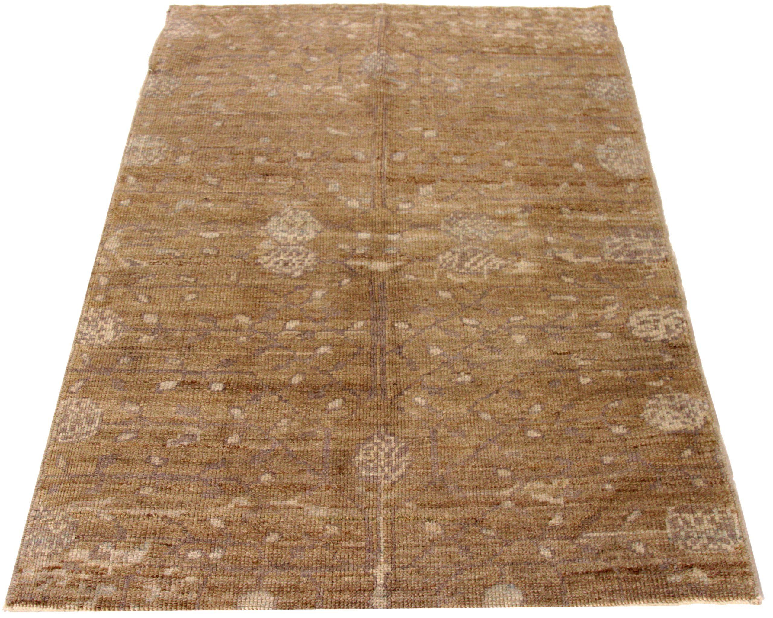 Entdecken Sie die Eleganz des persischen Oushak mit dem kleinen Teppich von CIRCA 1990. Dieses exklusive Design aus Wolle und Braun-Elfenbein ist perfekt, um Ihren Raum zu verschönern.