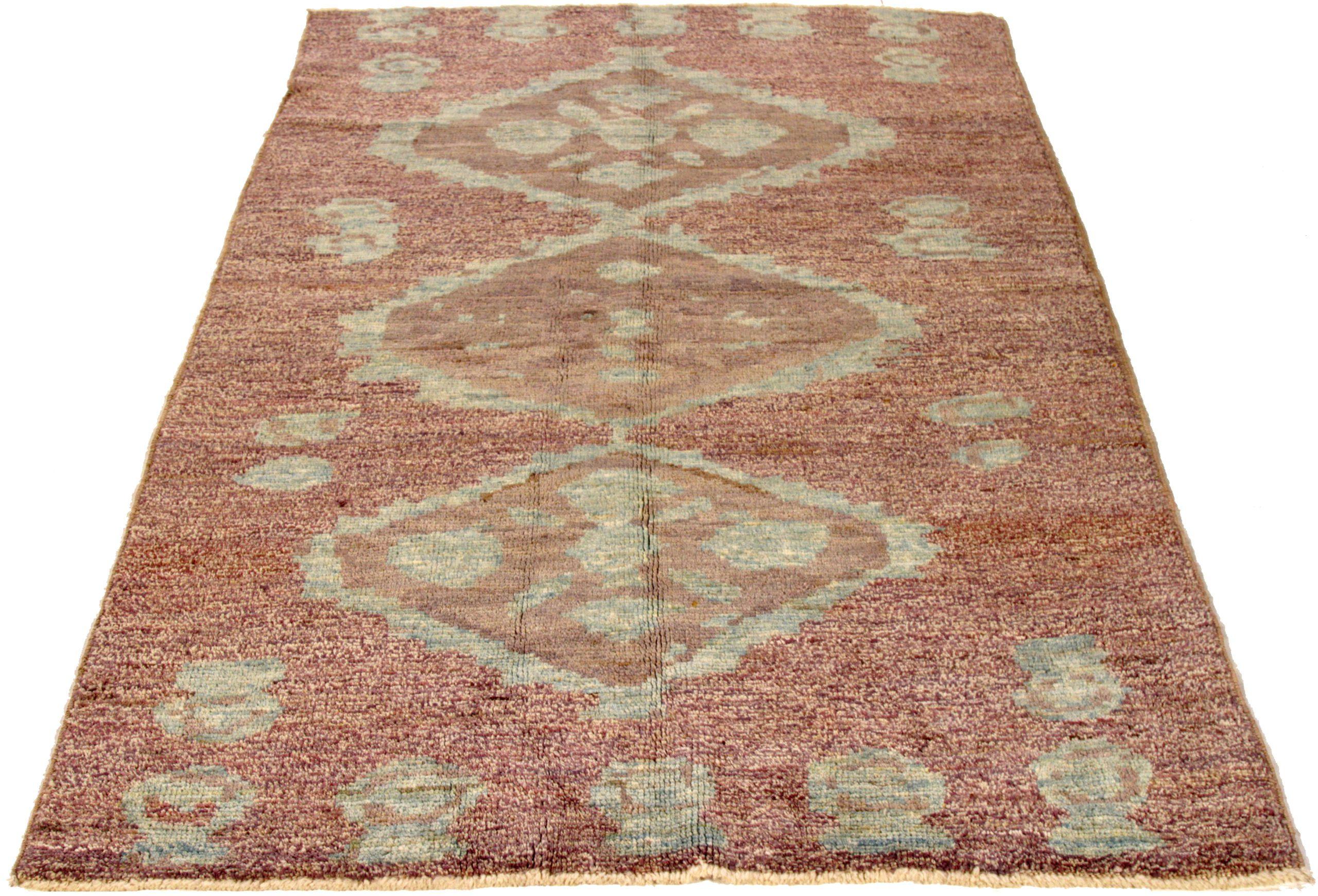 Entdecken Sie die Eleganz des persischen Oushak mit dem kleinen Teppich von CIRCA 1990. Dieses exklusive Design aus Wolle und Elfenbeinrosa ist perfekt, um Ihren Raum zu verschönern.