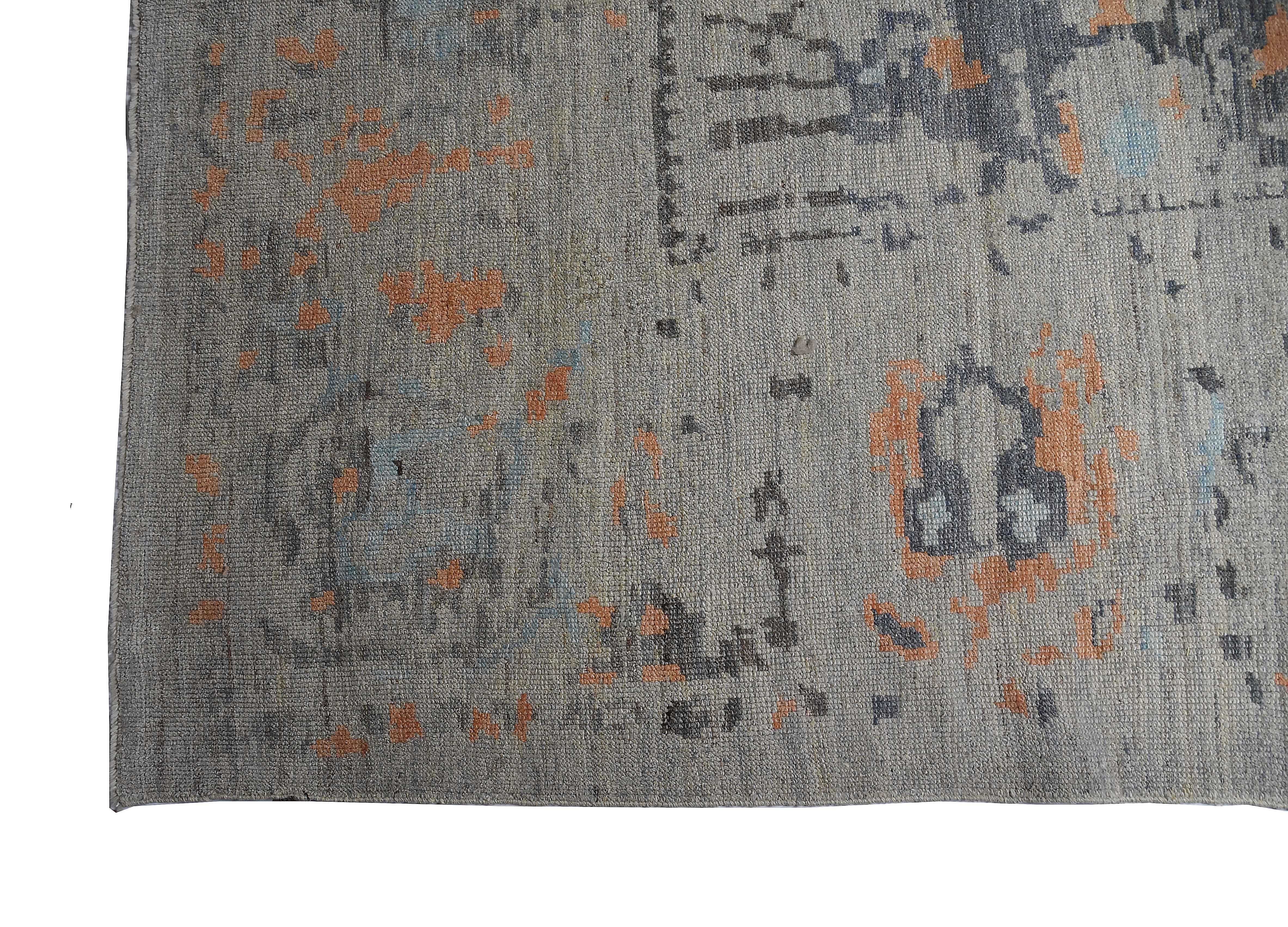 Persischer Teppich im Oushak-Stil mit rostfarbenen und grauen Blumendetails auf beigem Feld (Handgewebt) im Angebot