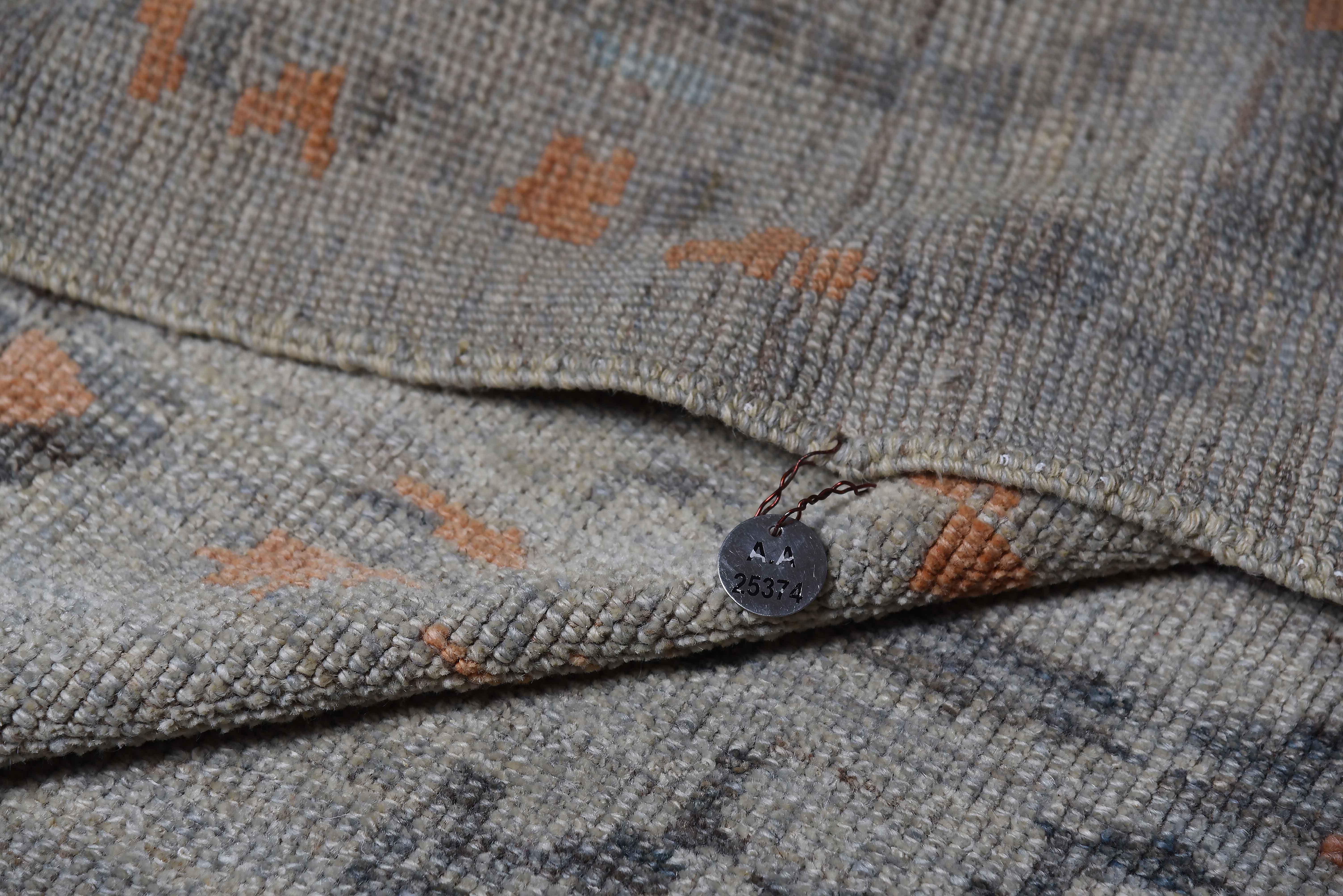 Persischer Teppich im Oushak-Stil mit rostfarbenen und grauen Blumendetails auf beigem Feld (20. Jahrhundert) im Angebot