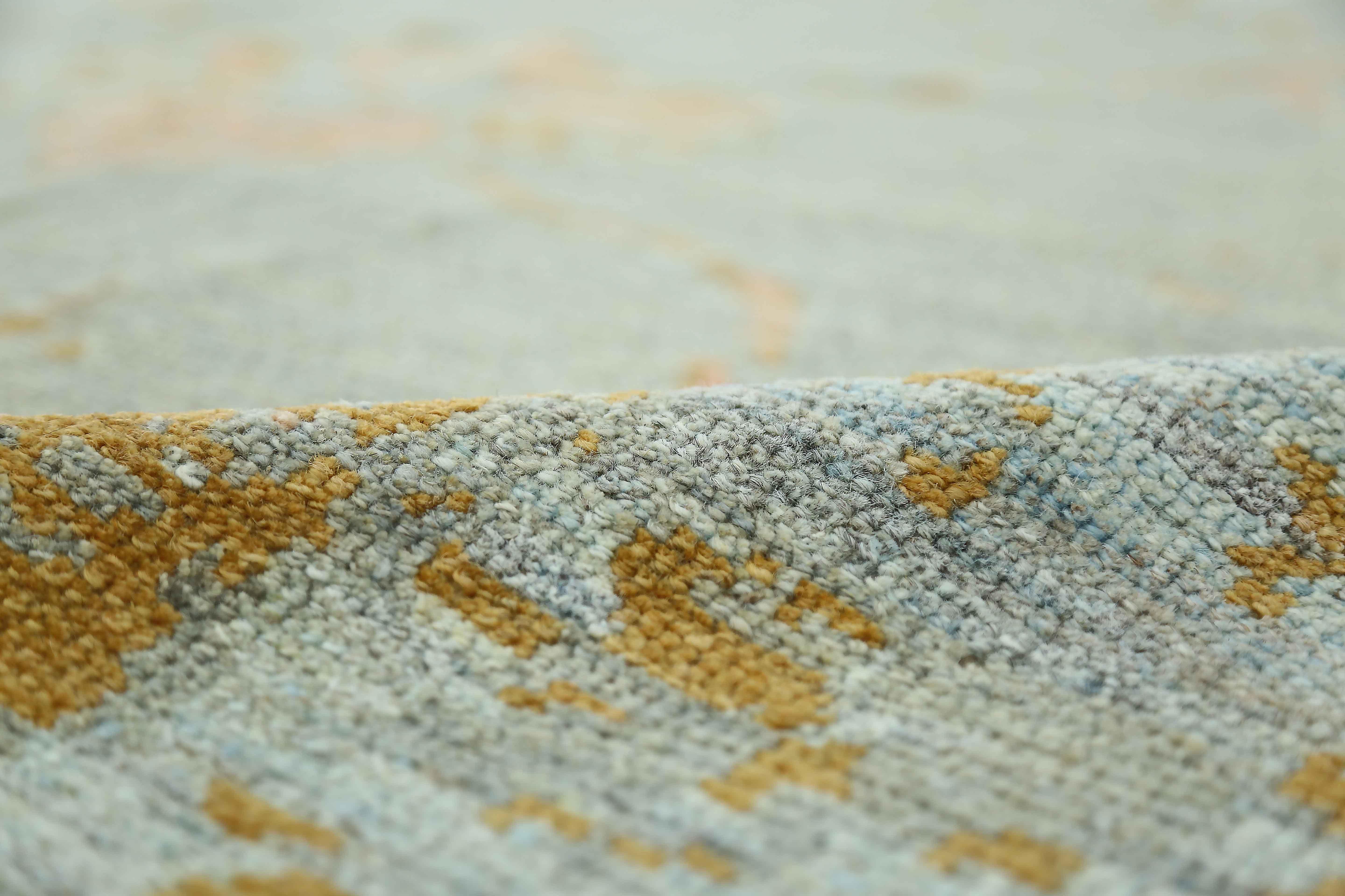 Tapis persan de style Oushak avec des détails floraux saumonés & marron sur un fond écume de mer en vente 3