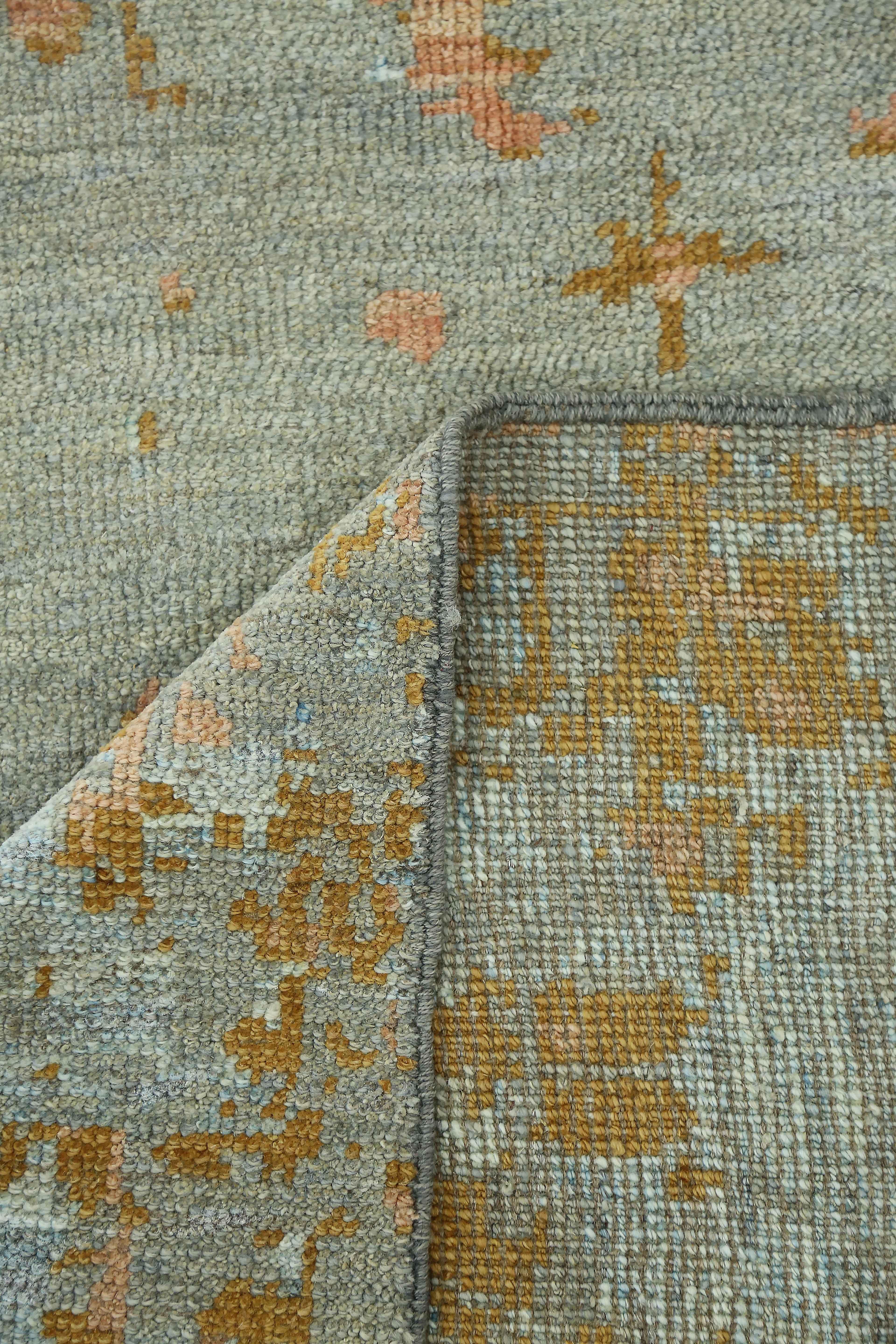 Tapis persan de style Oushak avec des détails floraux saumonés & marron sur un fond écume de mer en vente 4