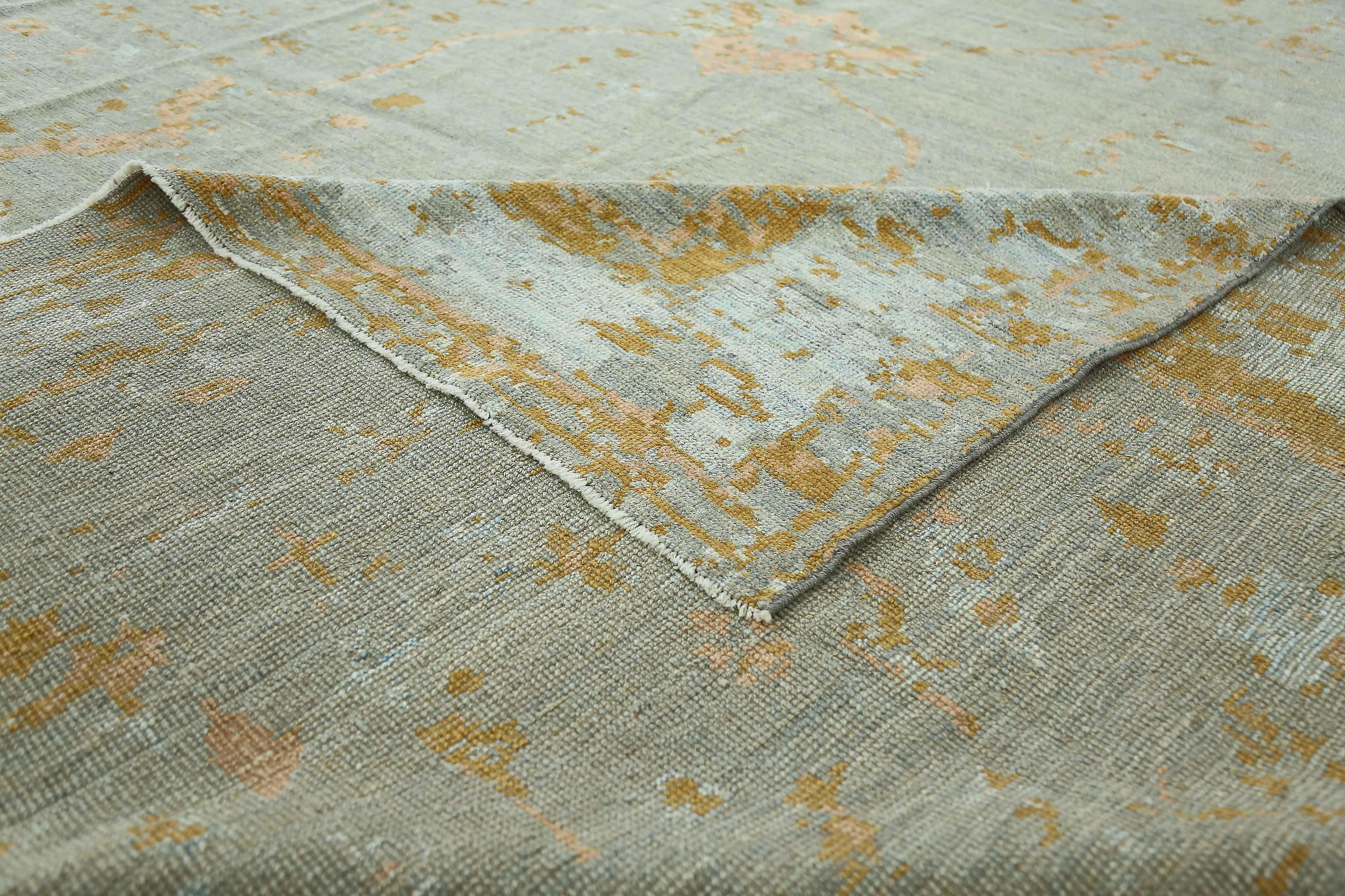 Tapis persan de style Oushak avec des détails floraux saumonés & marron sur un fond écume de mer en vente 5
