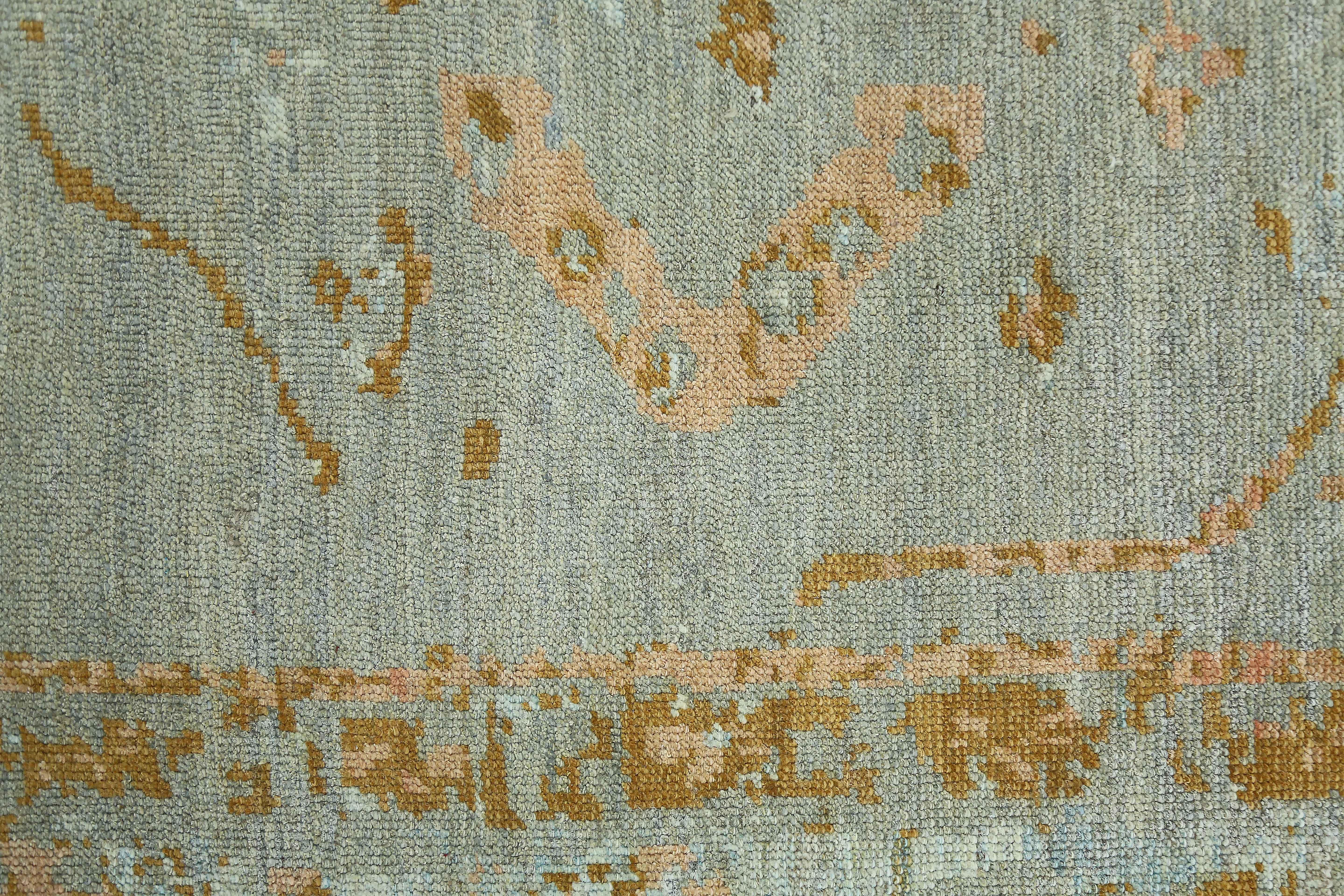 Tapis persan en laine de mouton tissée à la main de la meilleure qualité. Il est coloré avec des teintures végétales biologiques certifiées sans danger pour les humains et les animaux de compagnie. Il présente des détails floraux saumon et marron