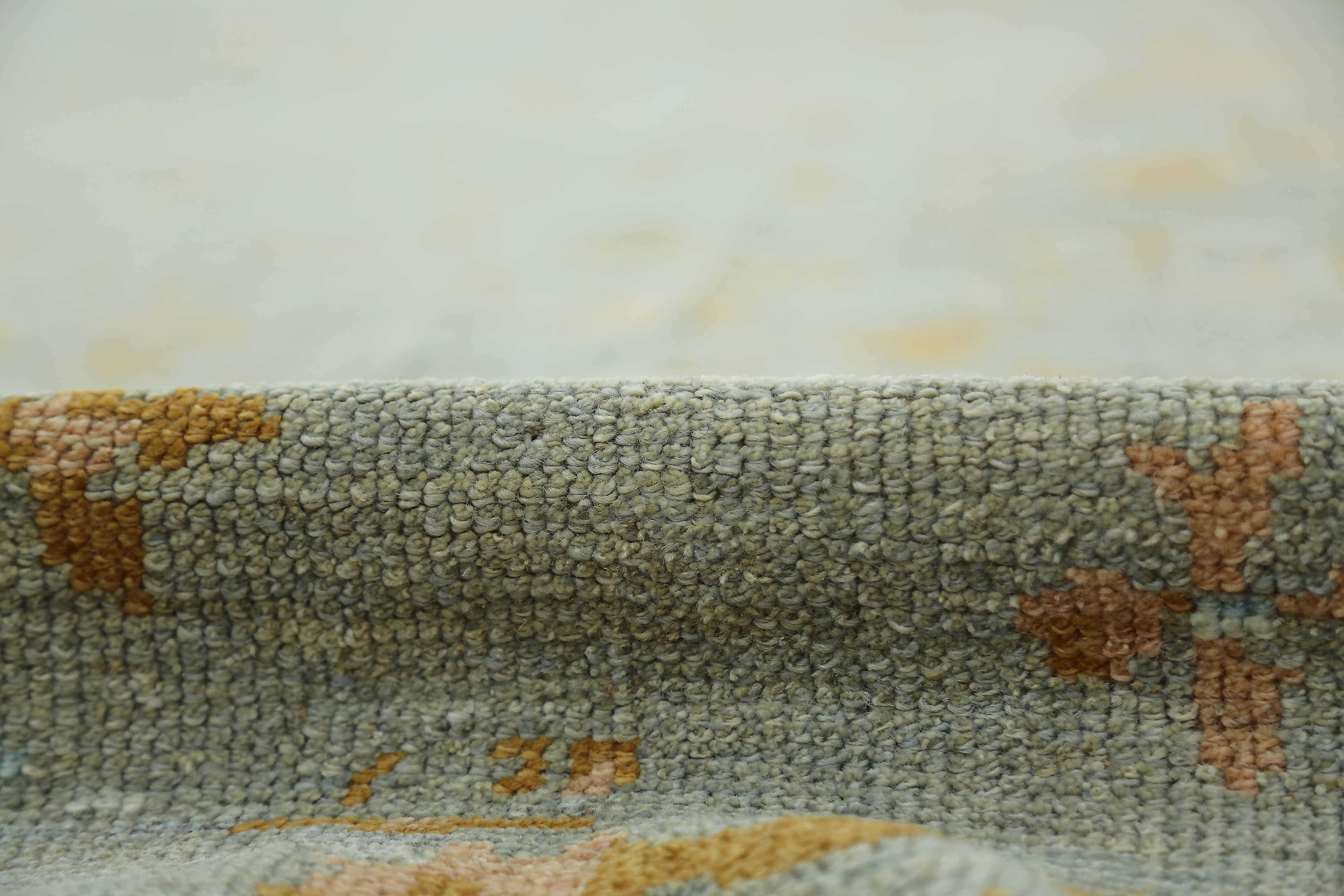 Tissé à la main Tapis persan de style Oushak avec des détails floraux saumonés & marron sur un fond écume de mer en vente