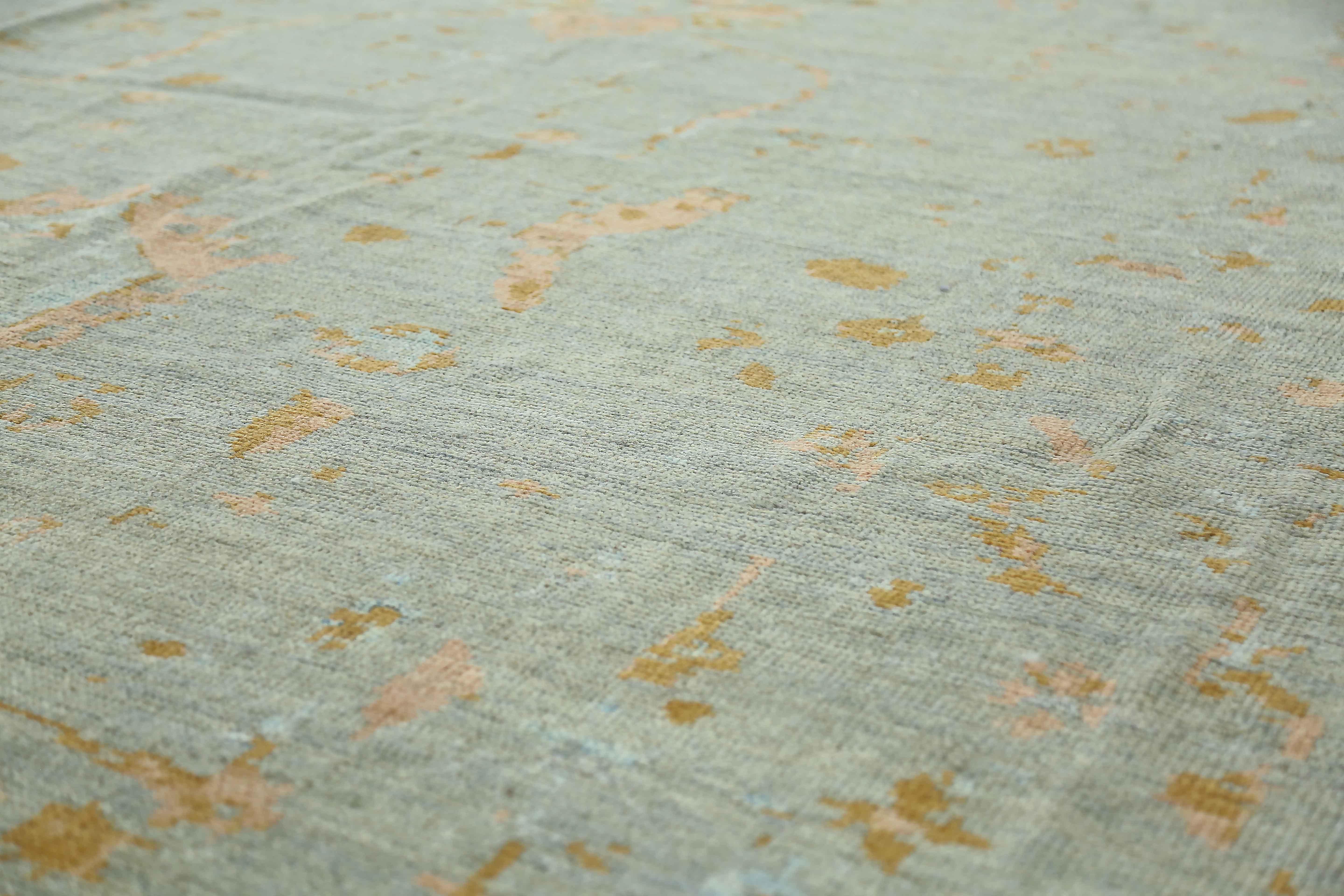 Tapis persan de style Oushak avec des détails floraux saumonés & marron sur un fond écume de mer Excellent état - En vente à Dallas, TX