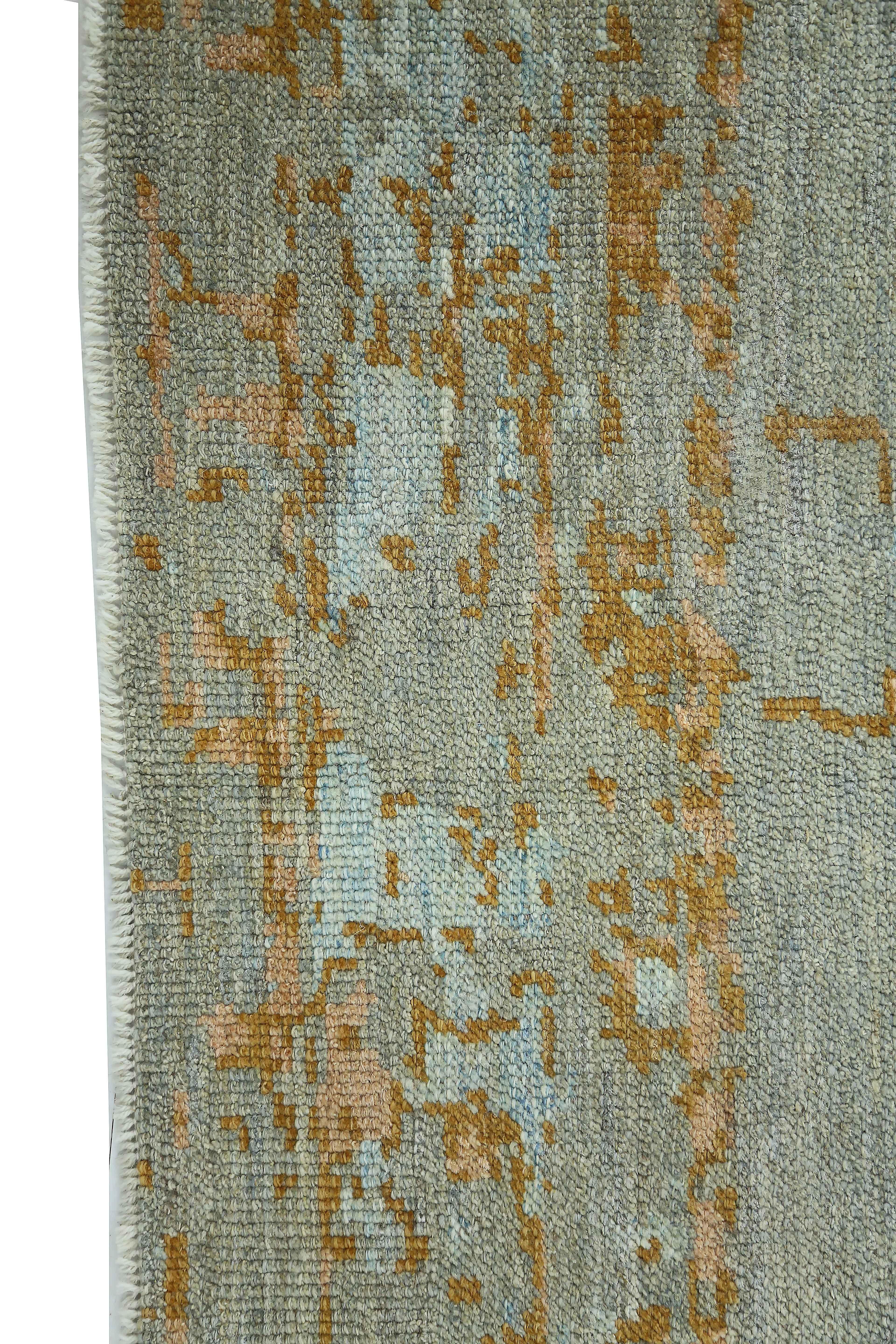 Laine Tapis persan de style Oushak avec des détails floraux saumonés & marron sur un fond écume de mer en vente