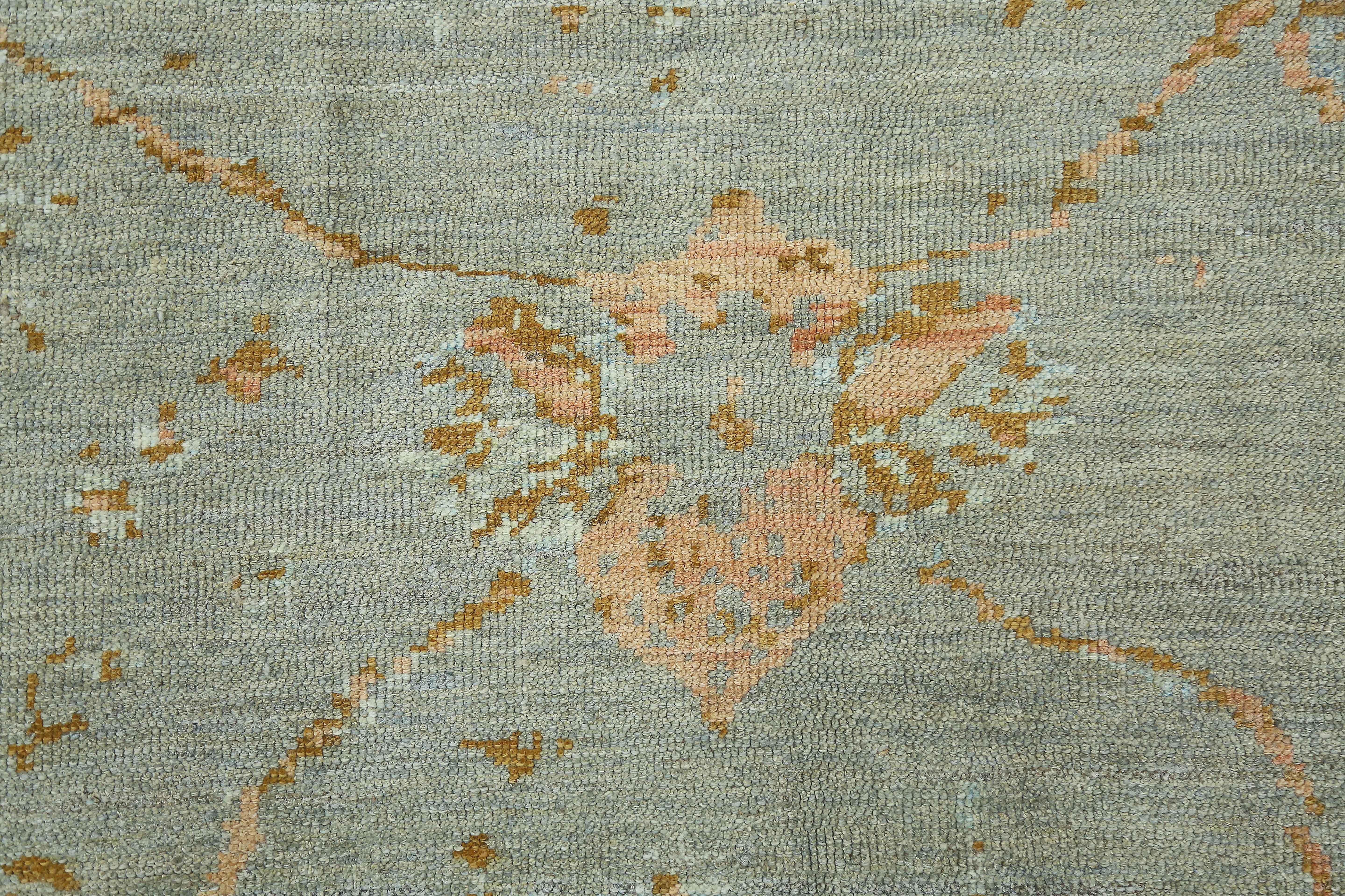 Tapis persan de style Oushak avec des détails floraux saumonés & marron sur un fond écume de mer en vente 1