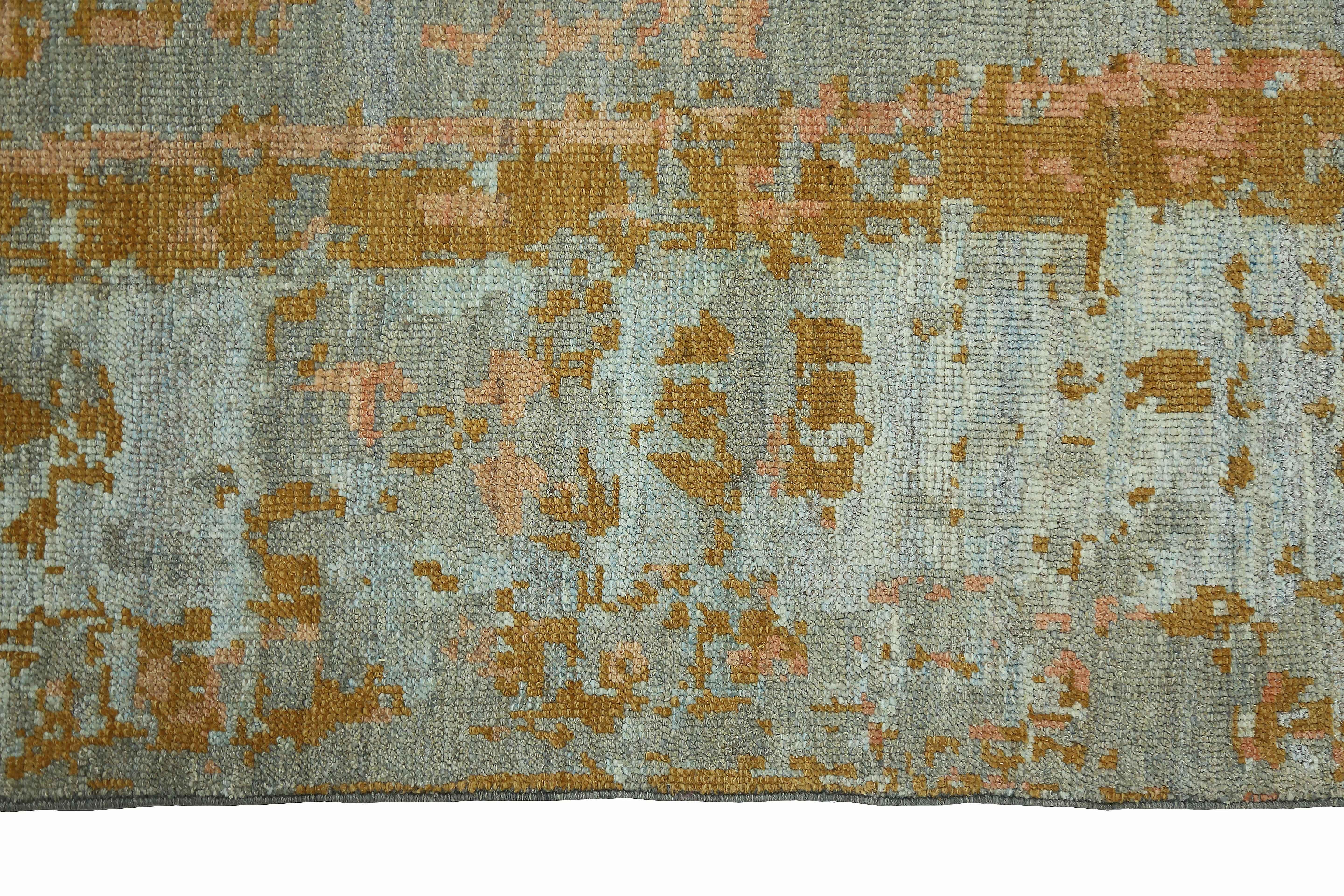 Tapis persan de style Oushak avec des détails floraux saumonés & marron sur un fond écume de mer en vente 2