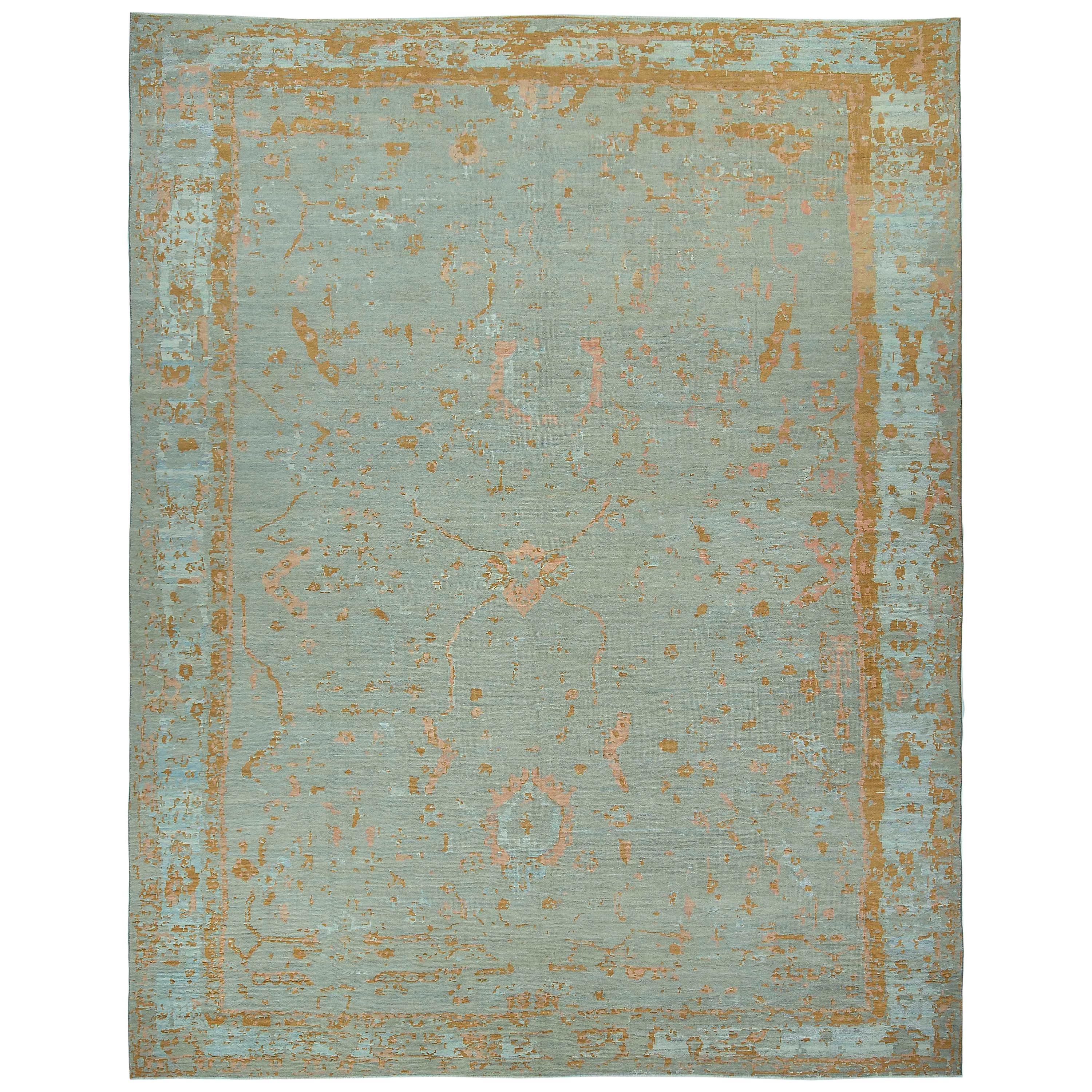 Tapis persan de style Oushak avec des détails floraux saumonés & marron sur un fond écume de mer en vente