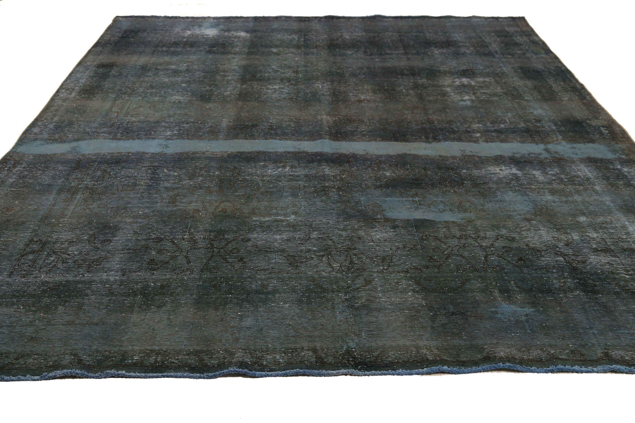 Scopri l'eleganza dei tappeti persiani Overdye con i tappeti CIRCA del 1880. Progettato con una meticolosa attenzione ai dettagli, questo design esclusivo è perfetto per valorizzare il tuo spazio.