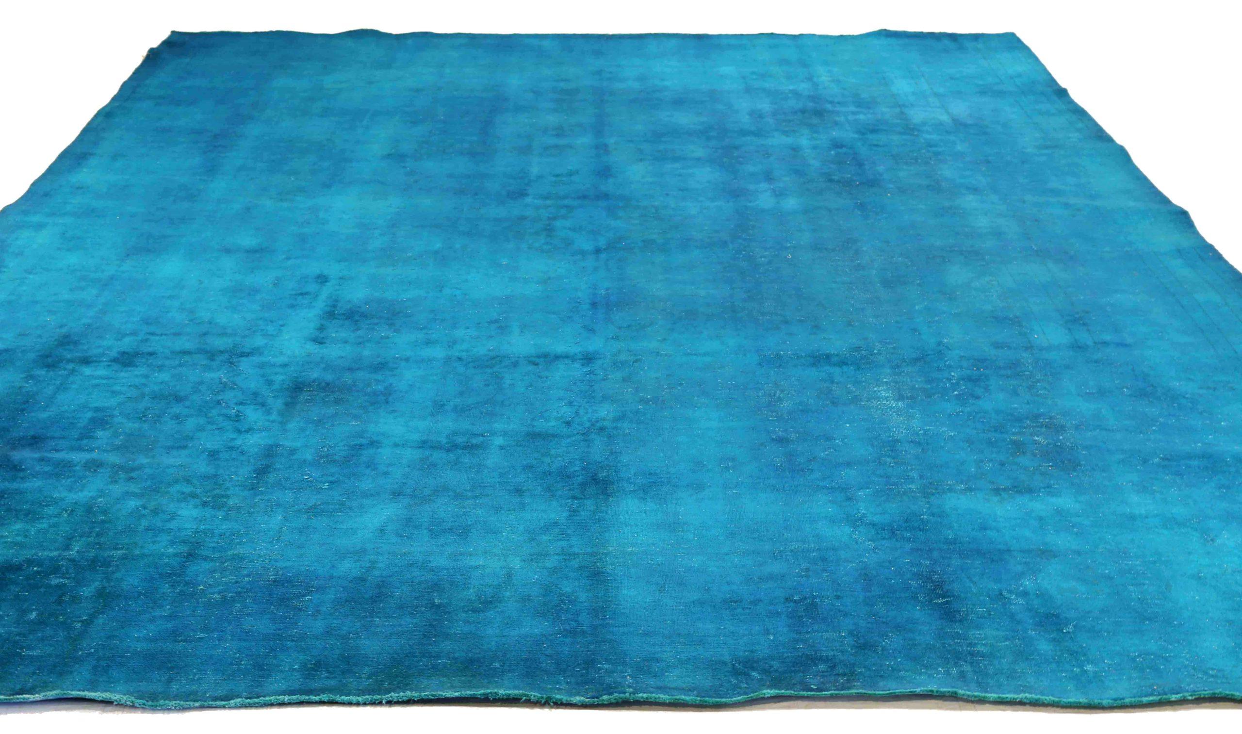 Scopri l'eleganza dei tappeti persiani Overdye con i tappeti CIRCA del 1880. Progettato con una meticolosa attenzione ai dettagli, questo design esclusivo è perfetto per valorizzare il tuo spazio.