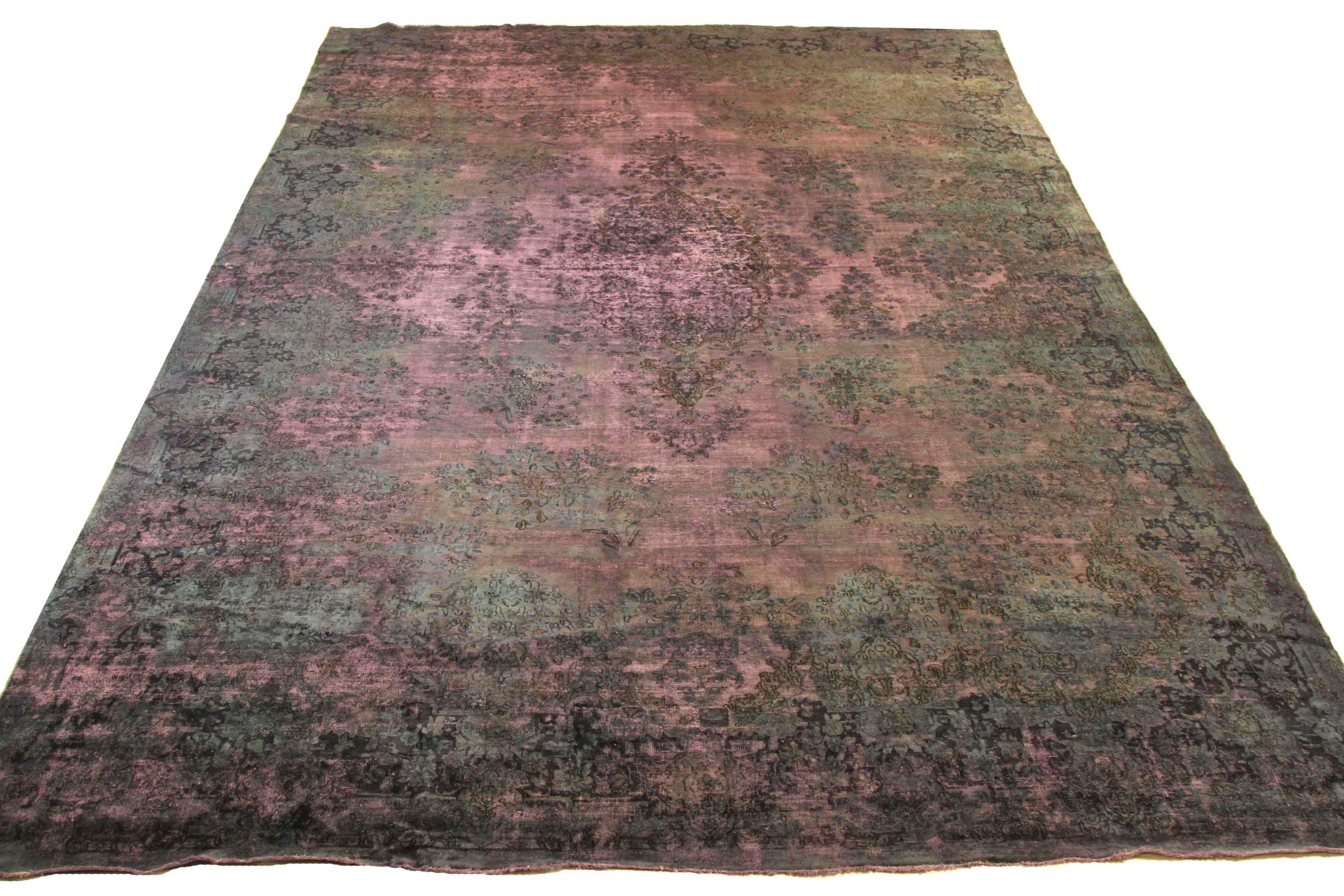 Scopri l'eleganza dei tappeti persiani Overdye con i tappeti CIRCA del 1880. Progettato con una meticolosa attenzione ai dettagli, questo design esclusivo è perfetto per valorizzare il tuo spazio.