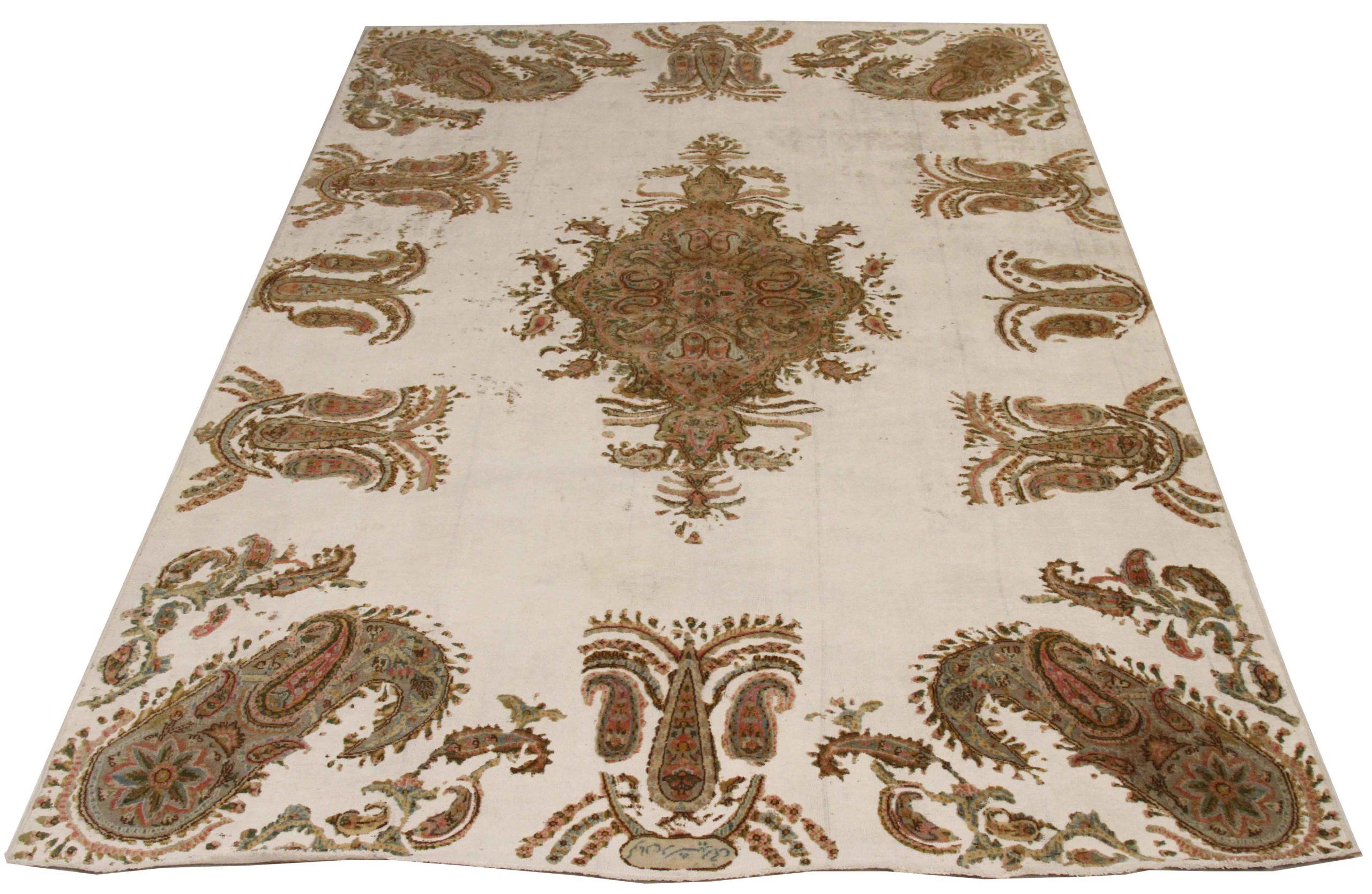 Scopri l'eleganza dei tappeti persiani Overdye con i tappeti CIRCA del 1880. Progettato con una meticolosa attenzione ai dettagli, questo design esclusivo è perfetto per valorizzare il tuo spazio.