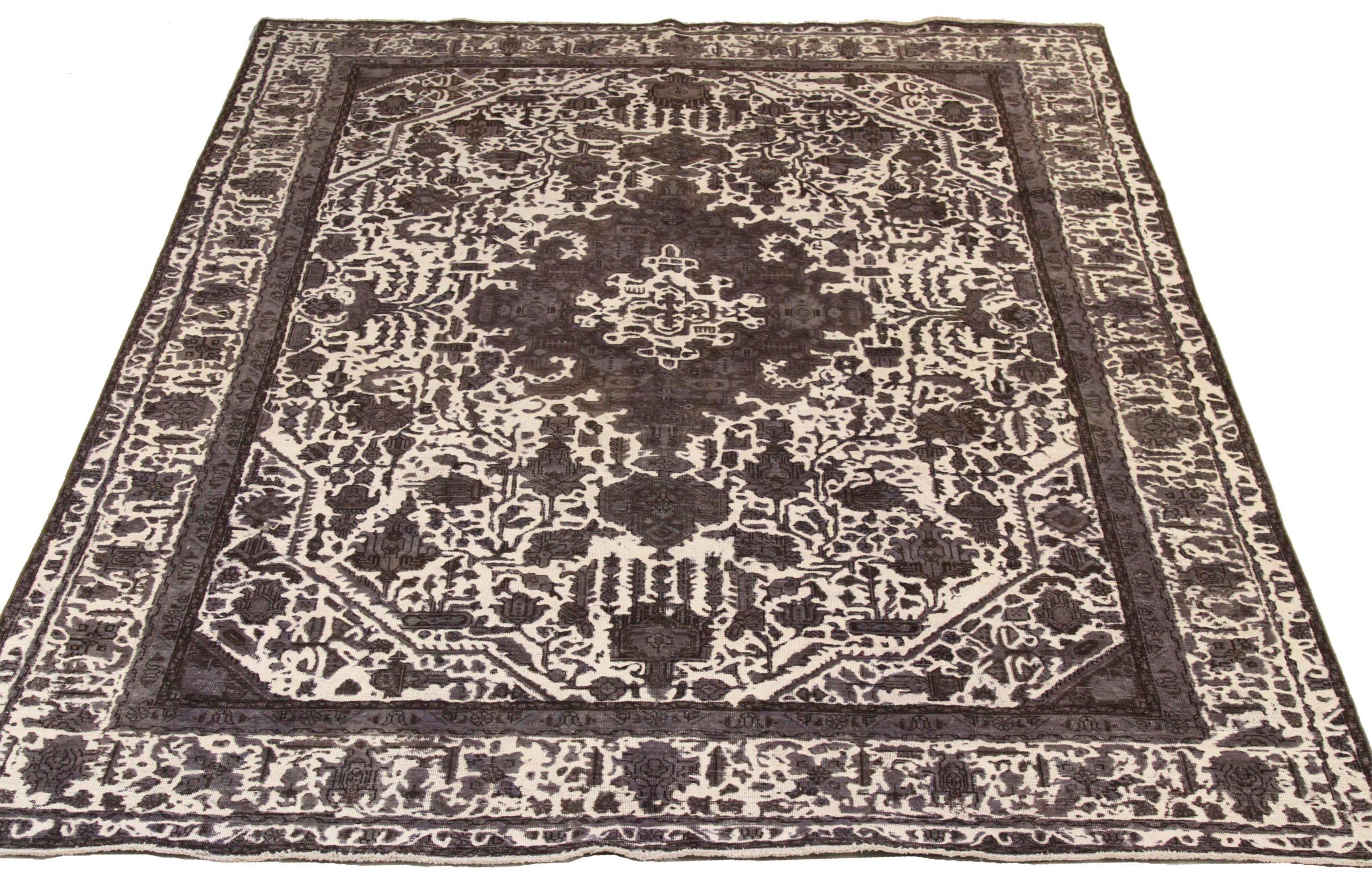 Scopri l'eleganza dei tappeti persiani Overdye con i tappeti CIRCA del 1880. Progettato con una meticolosa attenzione ai dettagli, questo design esclusivo è perfetto per valorizzare il tuo spazio.