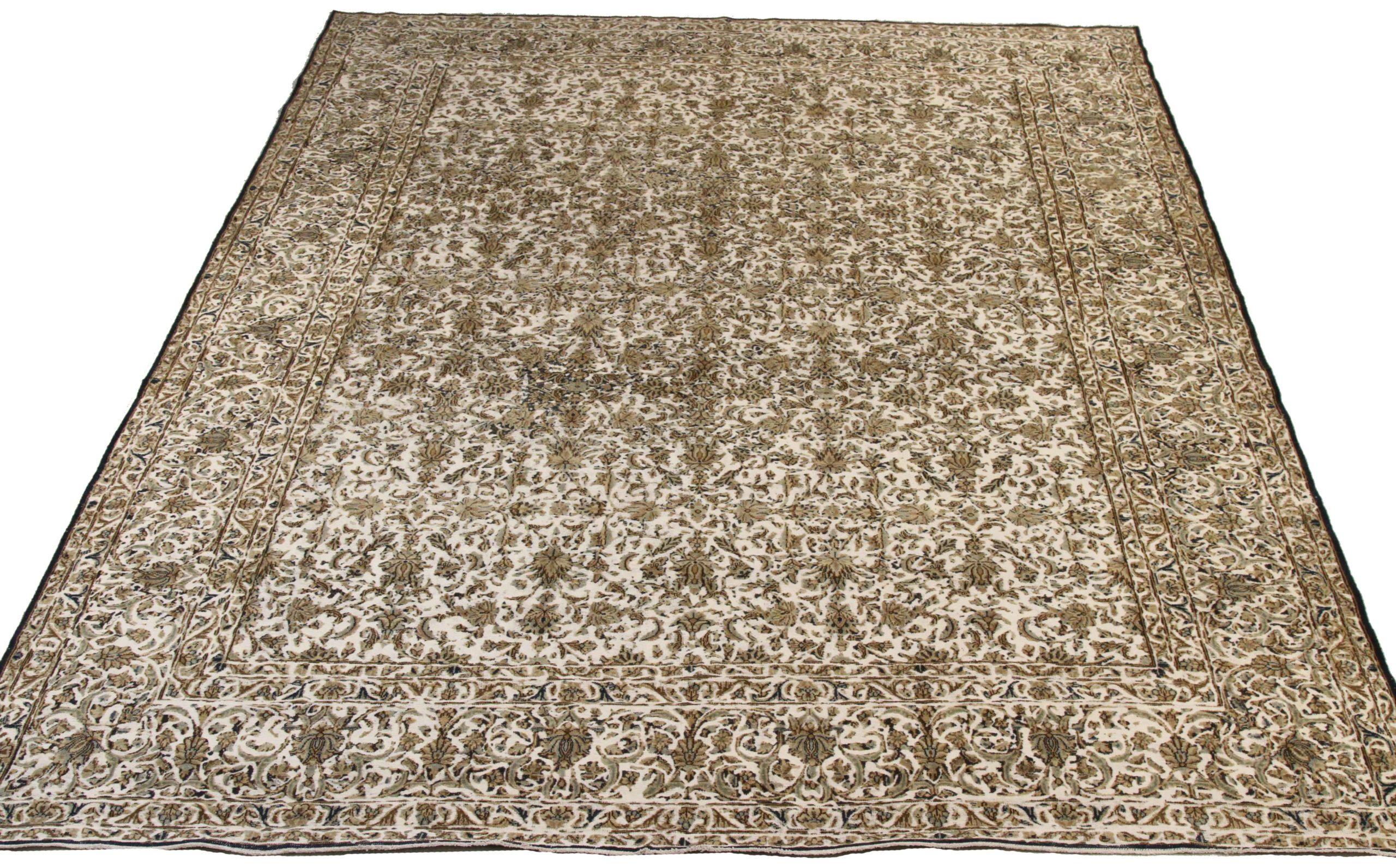 Scopri l'eleganza dei tappeti persiani Overdye con i tappeti CIRCA del 1880. Progettato con una meticolosa attenzione ai dettagli, questo design esclusivo è perfetto per valorizzare il tuo spazio.