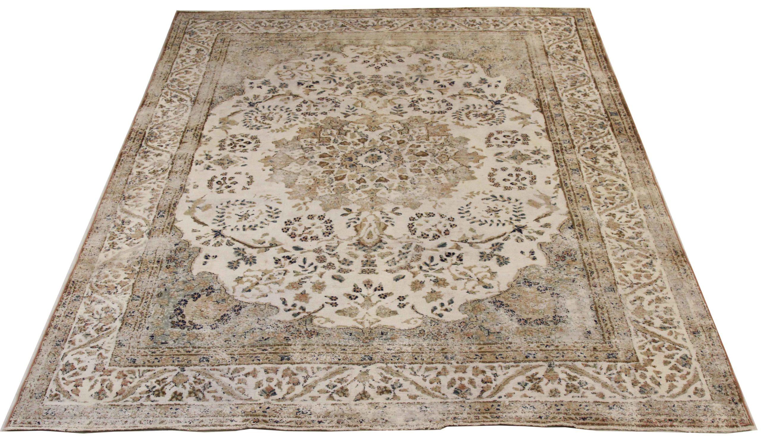 Scopri l'eleganza dei tappeti persiani Overdye con i tappeti CIRCA del 1880. Progettato con una meticolosa attenzione ai dettagli, questo design esclusivo è perfetto per valorizzare il tuo spazio.