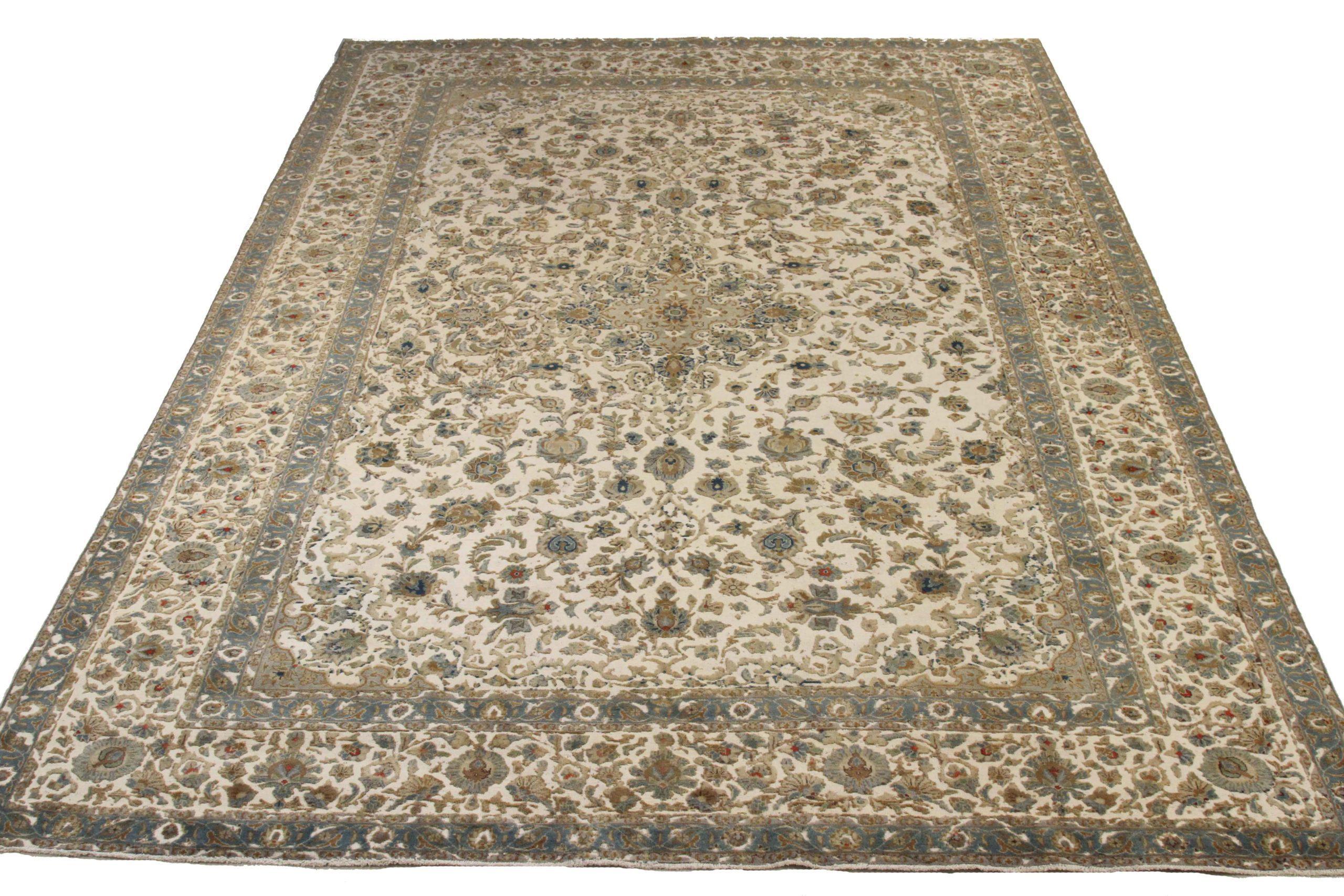Scopri l'eleganza dei tappeti persiani Overdye con i tappeti CIRCA del 1880. Progettato con una meticolosa attenzione ai dettagli, questo design esclusivo è perfetto per valorizzare il tuo spazio.