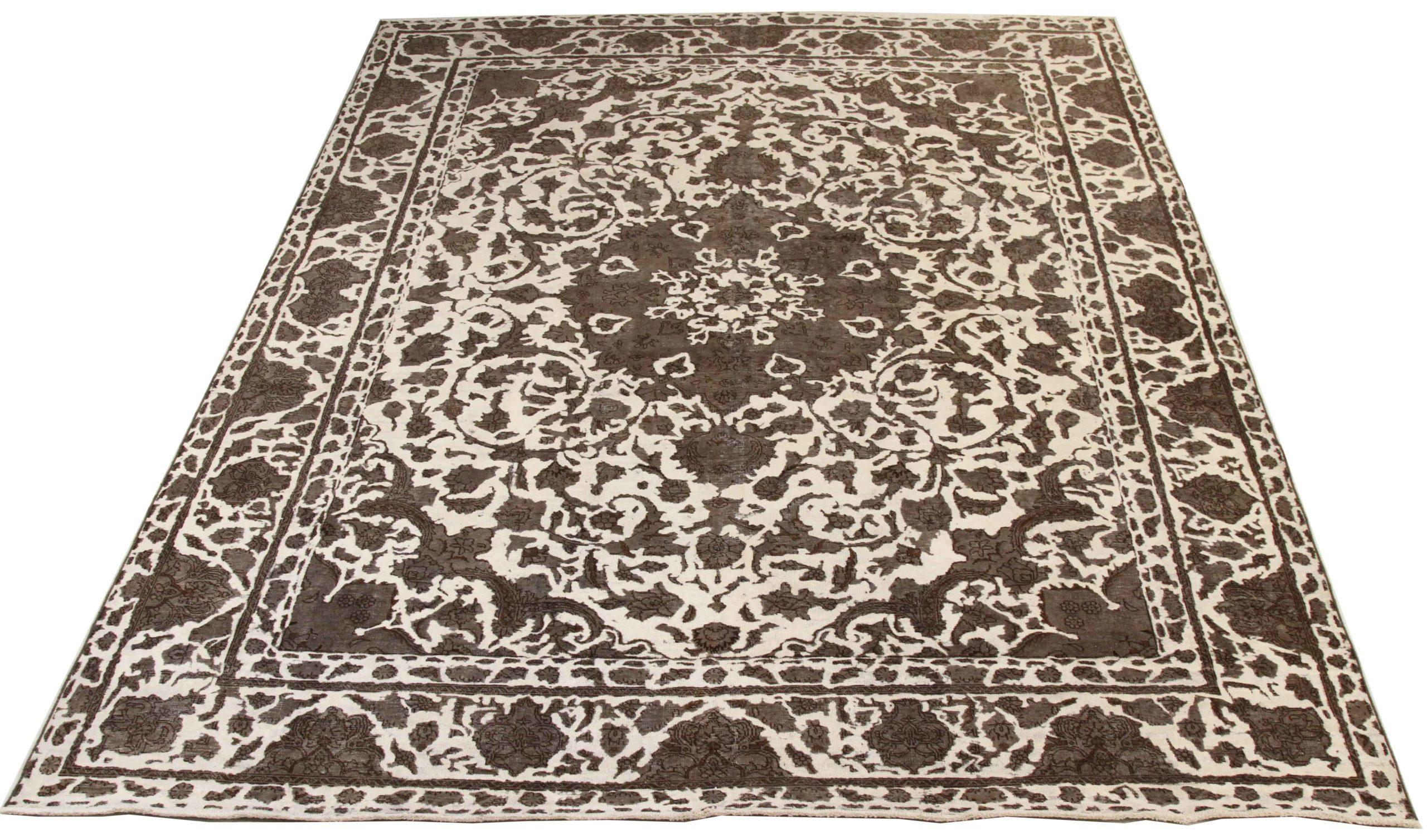 Scopri l'eleganza dei tappeti persiani Overdye con i tappeti CIRCA del 1880. Progettato con una meticolosa attenzione ai dettagli, questo design esclusivo è perfetto per valorizzare il tuo spazio.