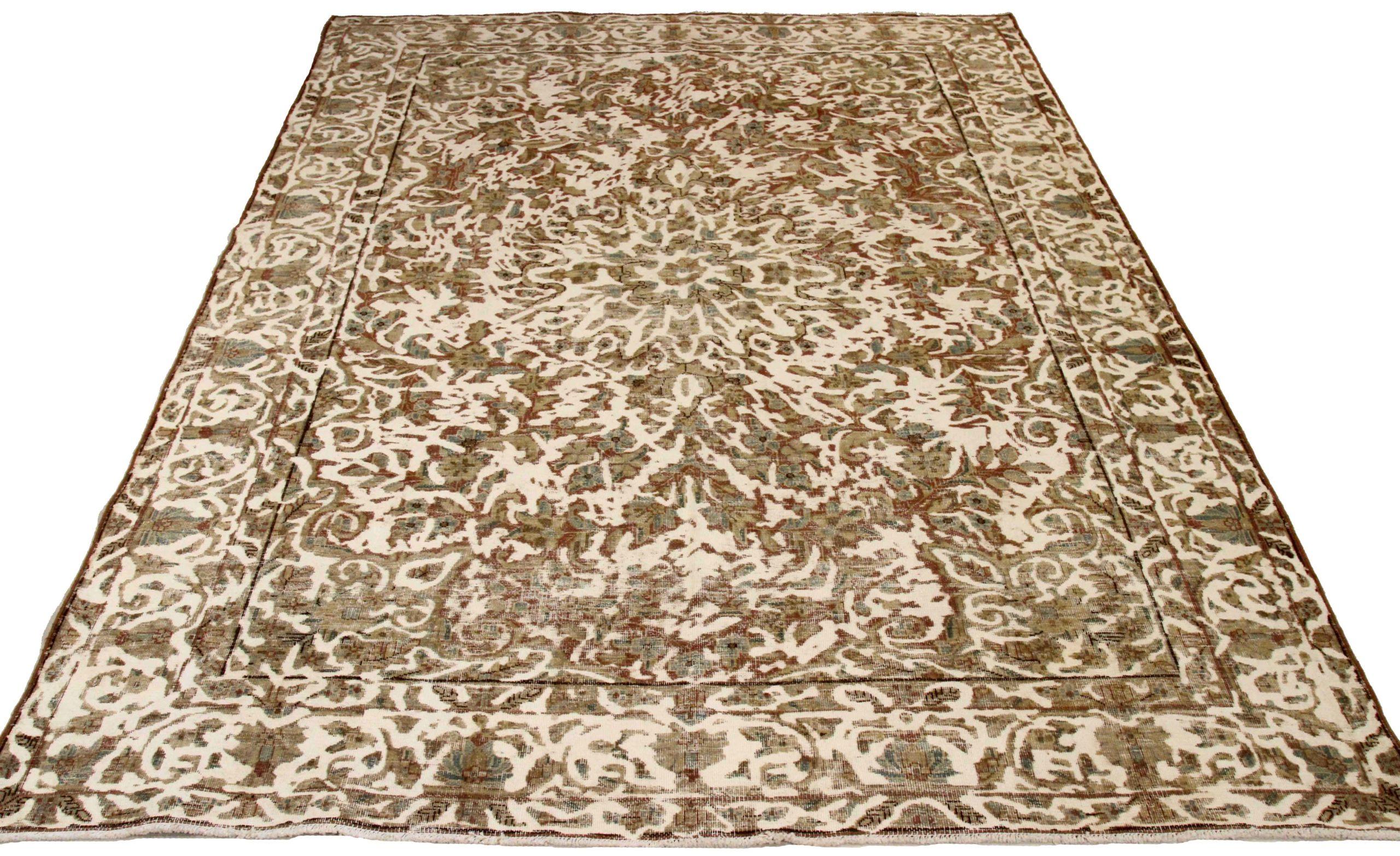 Scopri l'eleganza dei tappeti persiani Overdye con i tappeti CIRCA del 1880. Progettato con una meticolosa attenzione ai dettagli, questo design esclusivo è perfetto per valorizzare il tuo spazio.