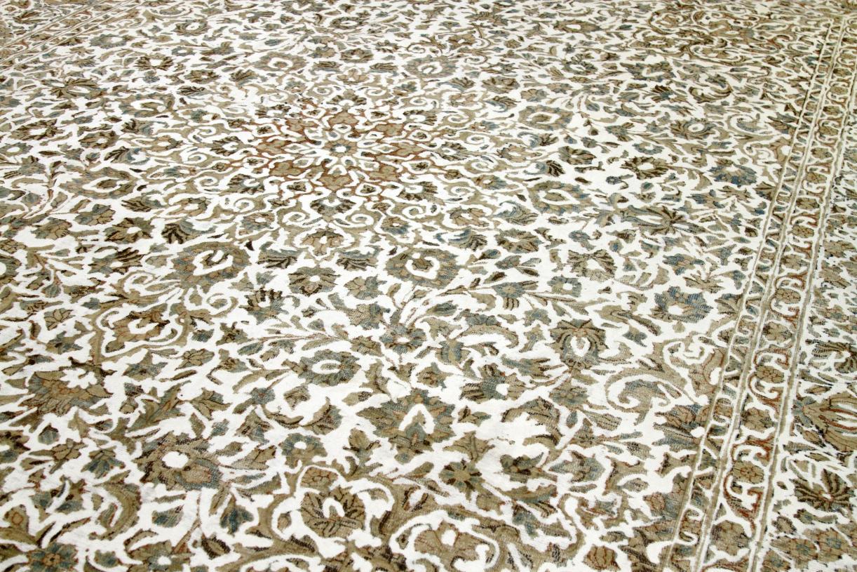 Scopri l'eleganza dei tappeti persiani Overdye con i tappeti CIRCA del 1880. Progettato con una meticolosa attenzione ai dettagli, questo design esclusivo è perfetto per valorizzare il tuo spazio.
