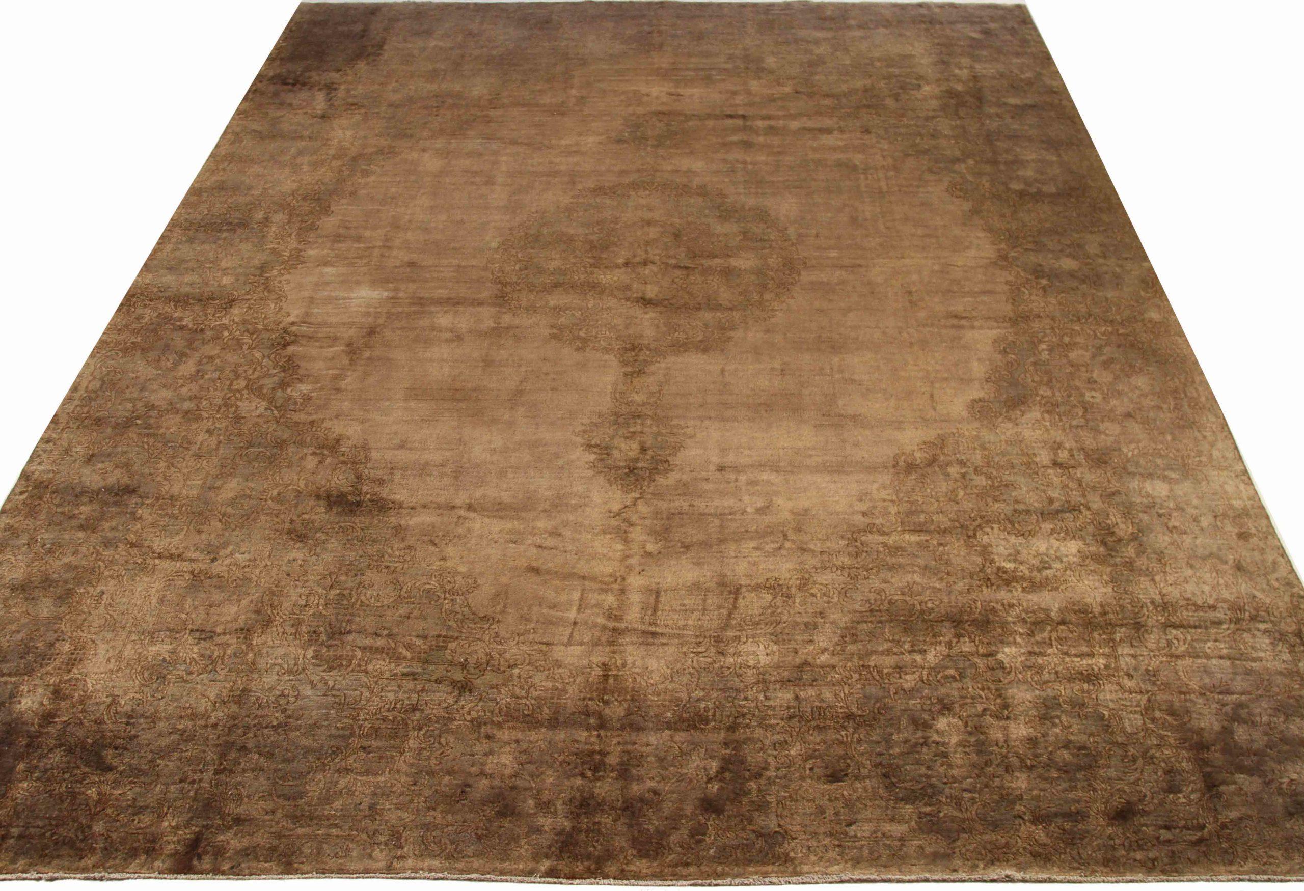 Entdecken Sie die Eleganz der persischen Überfärbung mit Teppichen um 1910. Dieses exklusive Design aus Wolle und Braun ist perfekt, um Ihren Raum zu verschönern.