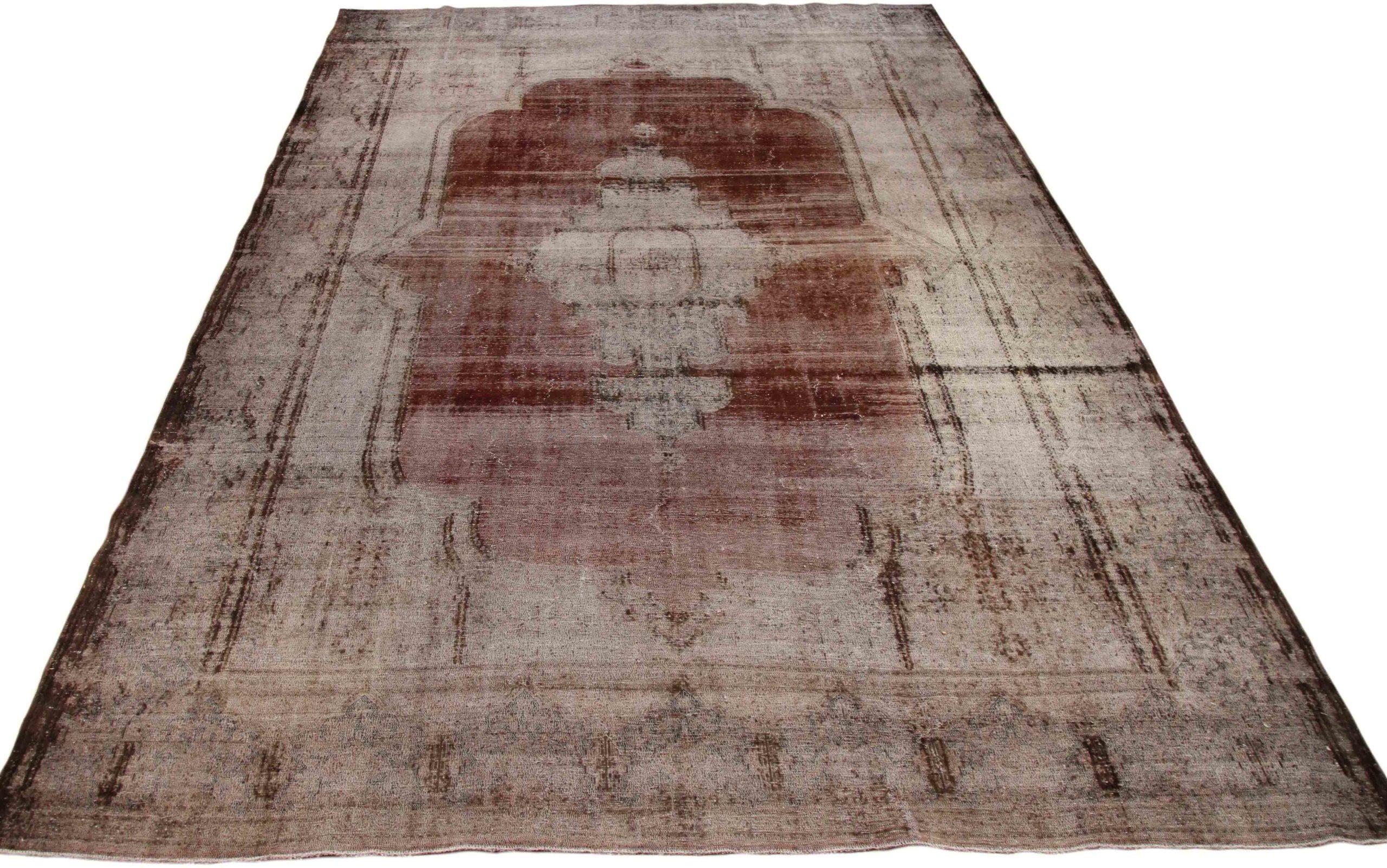 Entdecken Sie die Eleganz der persischen Überfärbung mit Teppichen um 1910. Dieses exklusive Design aus Wolle und Braun-Elfenbein ist perfekt, um Ihren Raum zu verschönern.