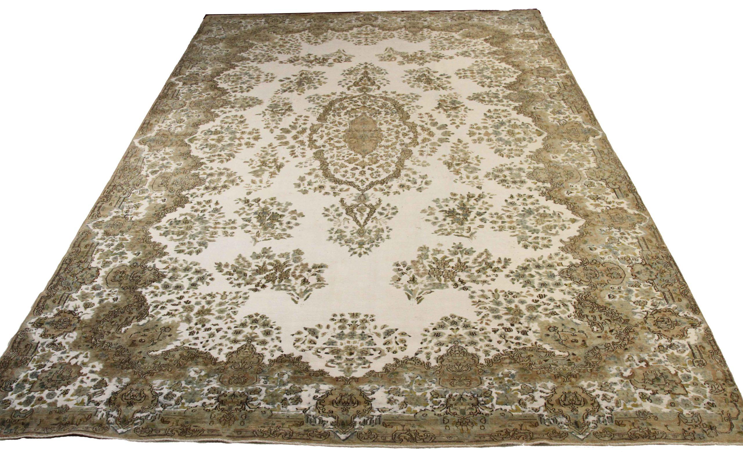 Scopri l'eleganza dei tappeti persiani Overdye. Progettato con una meticolosa attenzione ai dettagli, questo design esclusivo è perfetto per valorizzare il tuo spazio.