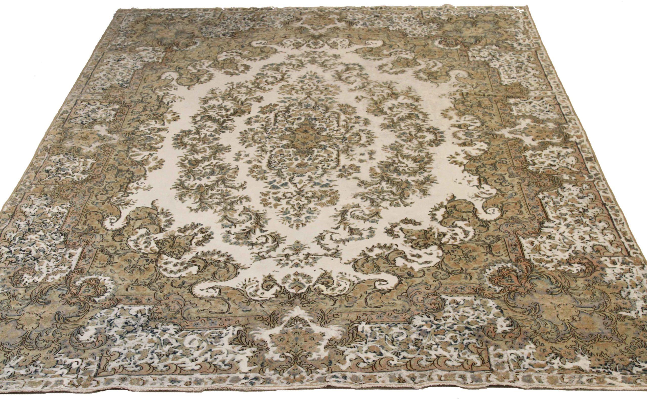 Entdecken Sie die Eleganz der persischen Überfärbung mit wunderschöner Handwerkskunst aus der Zeit um 1880. Dieses exklusive Design, das mit viel Liebe zum Detail entworfen wurde, ist perfekt, um Ihren Raum zu verschönern.