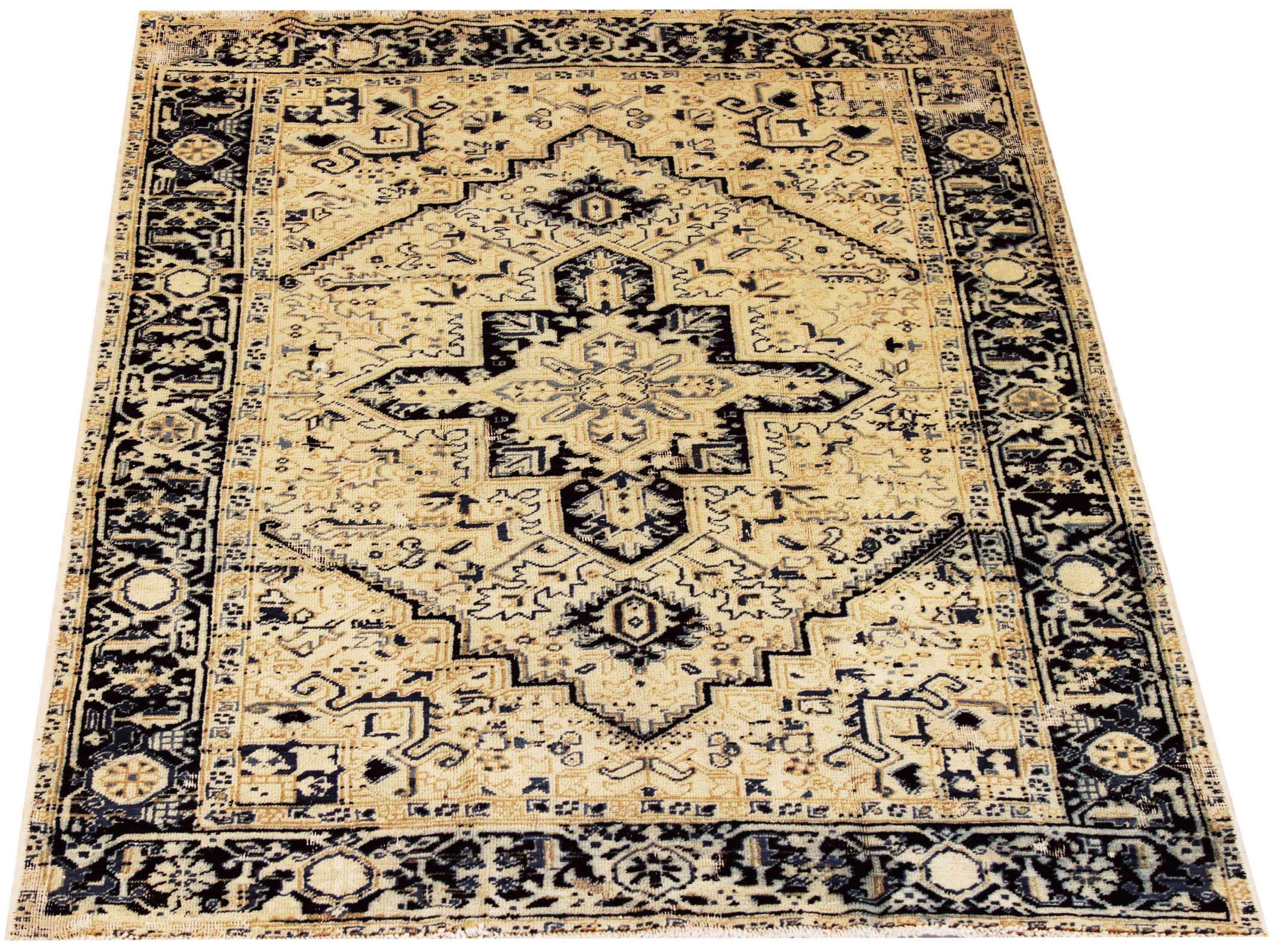 Entdecken Sie die Eleganz der persischen Überfärbung mit wunderschöner Handwerkskunst aus der Zeit um 1880. Dieses exklusive Design, das mit viel Liebe zum Detail entworfen wurde, ist perfekt, um Ihren Raum zu verschönern.