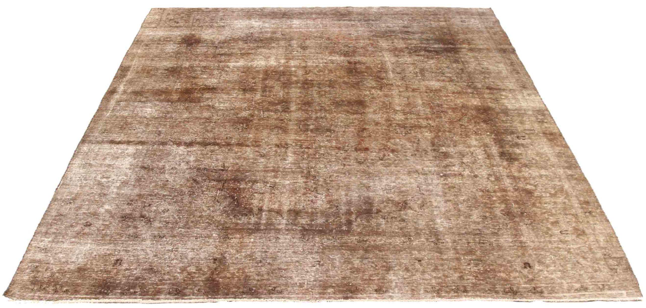 Scopri l'eleganza della tintura persiana, caratterizzata da una splendida lavorazione artigianale del 1880 circa. Progettato con una meticolosa attenzione ai dettagli, questo design esclusivo è perfetto per valorizzare il tuo spazio.