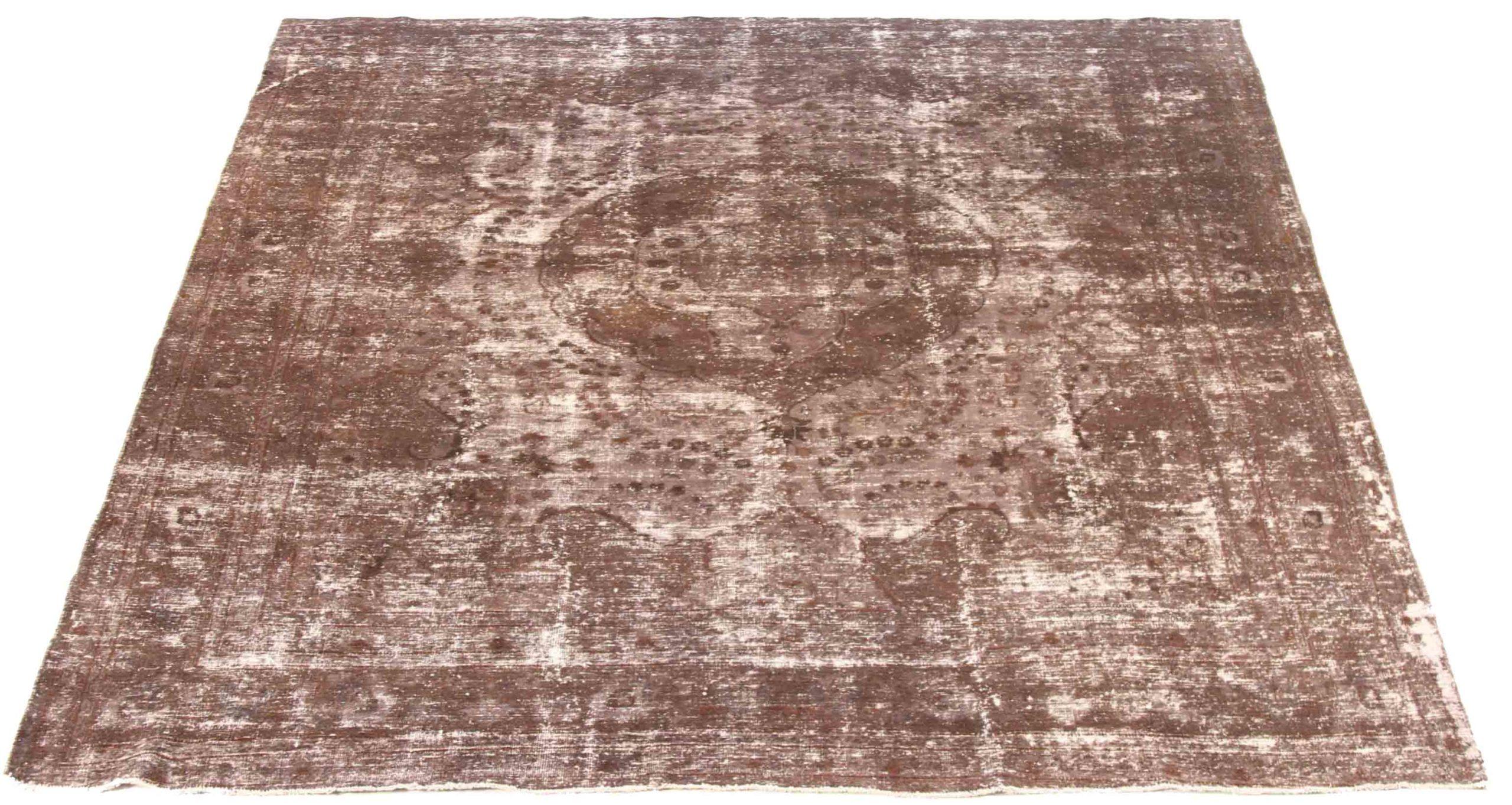 Scopri l'eleganza della tintura persiana, caratterizzata da una splendida lavorazione artigianale del 1880 circa. Progettato con una meticolosa attenzione ai dettagli, questo design esclusivo è perfetto per valorizzare il tuo spazio.