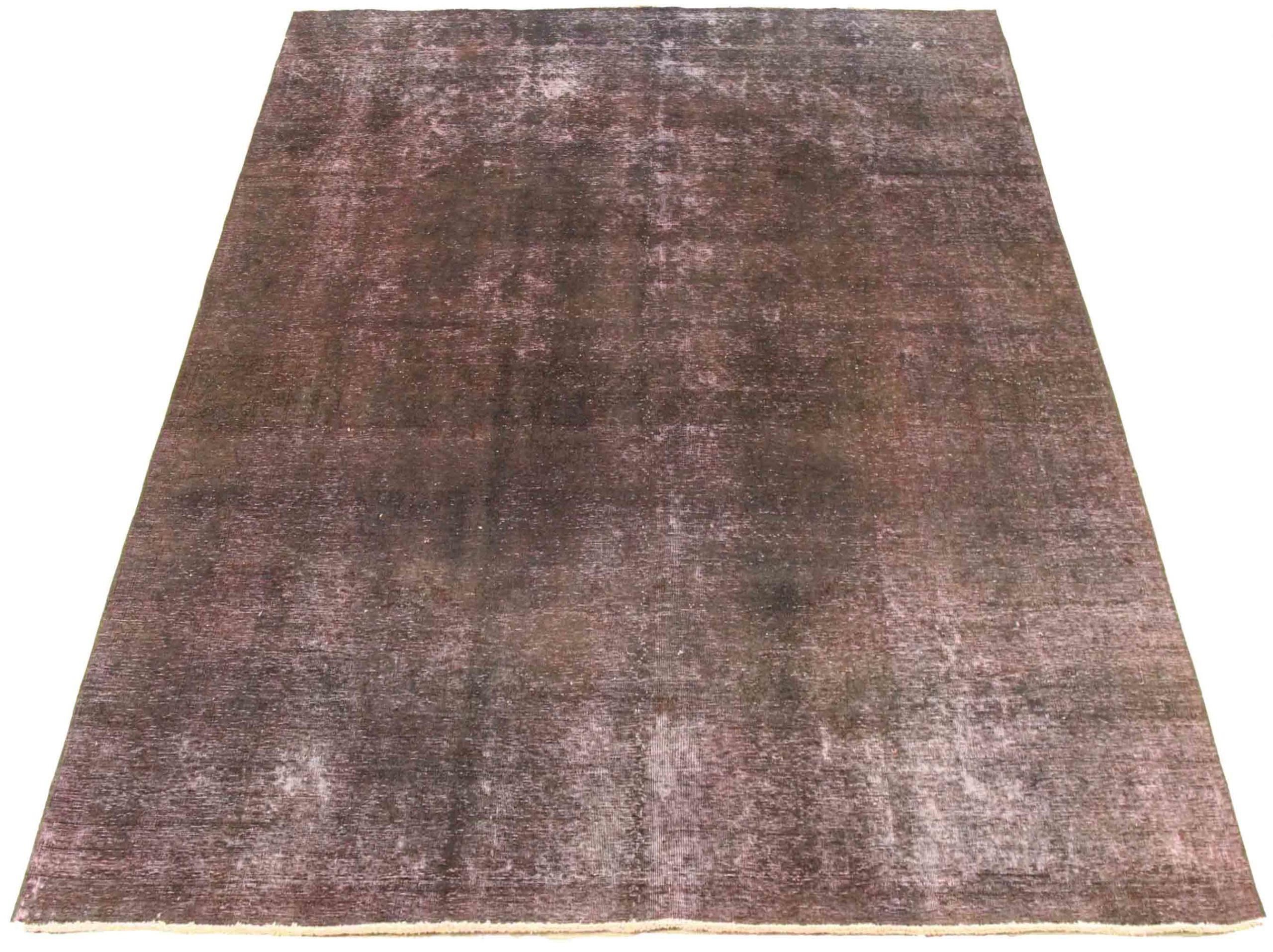 Descubre la elegancia del sobreteñido persa con una bella artesanía de Circa 1880. Diseñado con meticulosa atención al detalle, este diseño exclusivo es perfecto para realzar tu espacio.