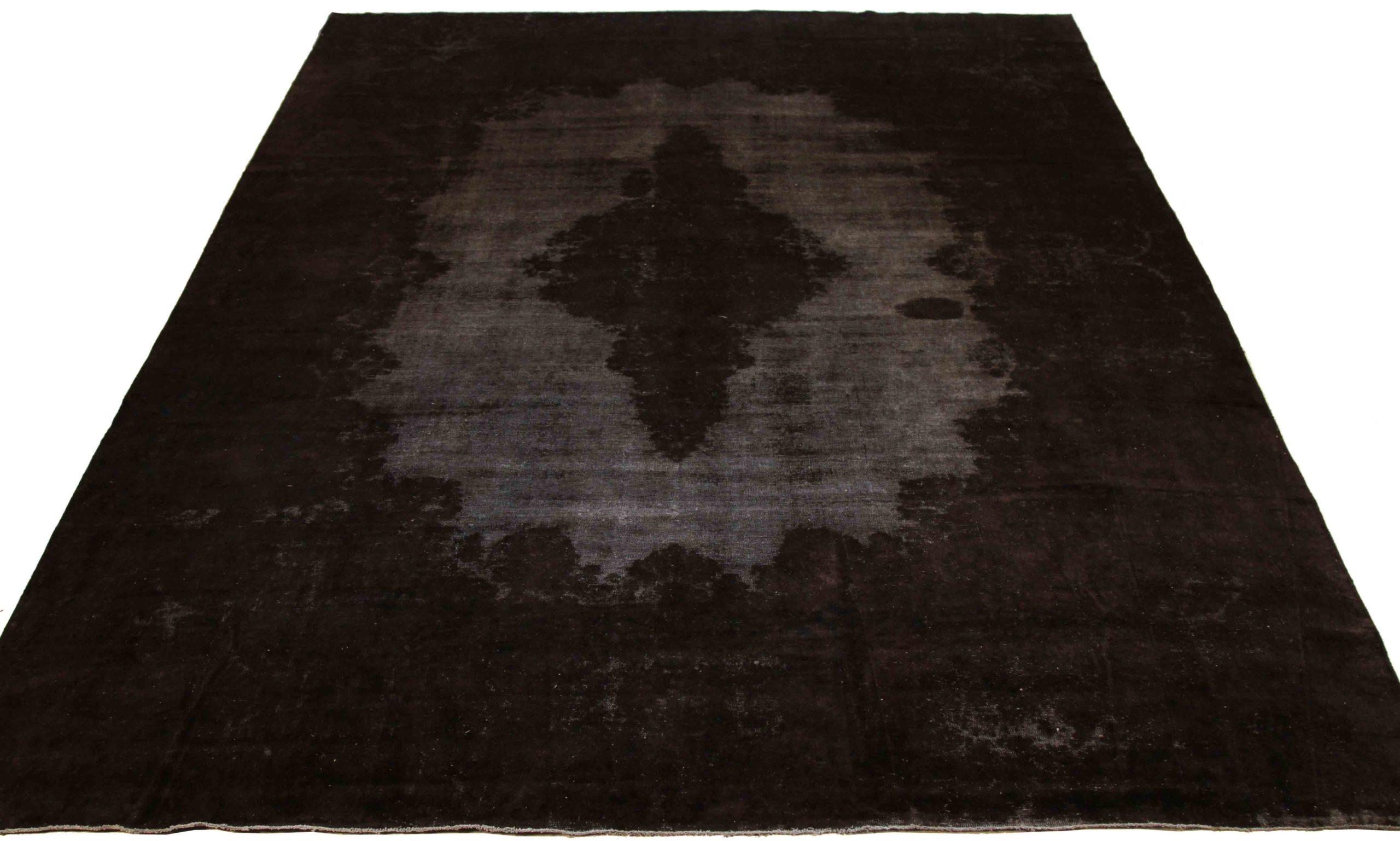 Descubre la elegancia del sobreteñido persa con una bella artesanía de Circa 1880. Diseñado con meticulosa atención al detalle, este diseño exclusivo es perfecto para realzar tu espacio.