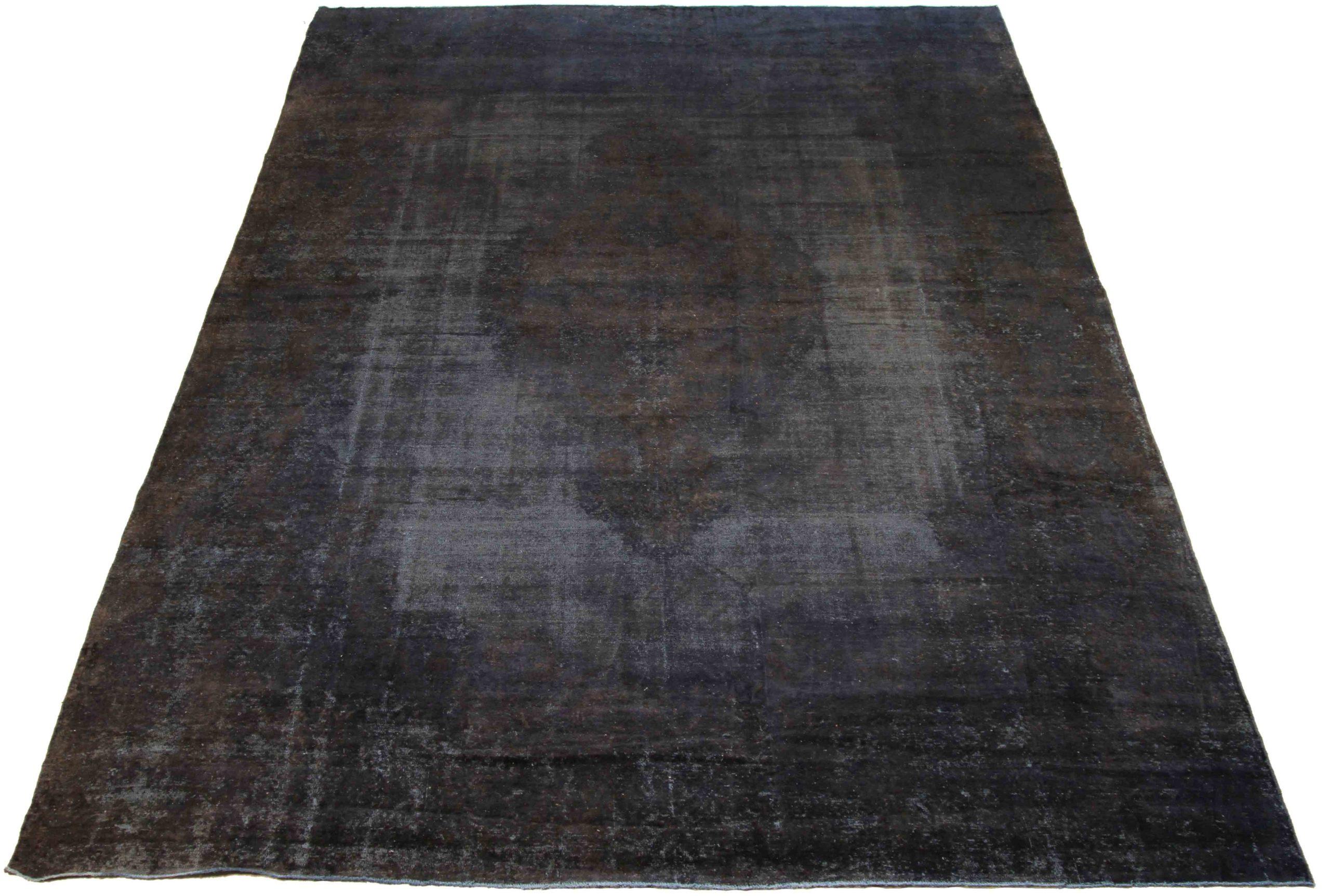 Descubre la elegancia del sobreteñido persa con una bella artesanía de Circa 1880. Diseñado con meticulosa atención al detalle, este diseño exclusivo es perfecto para realzar tu espacio.